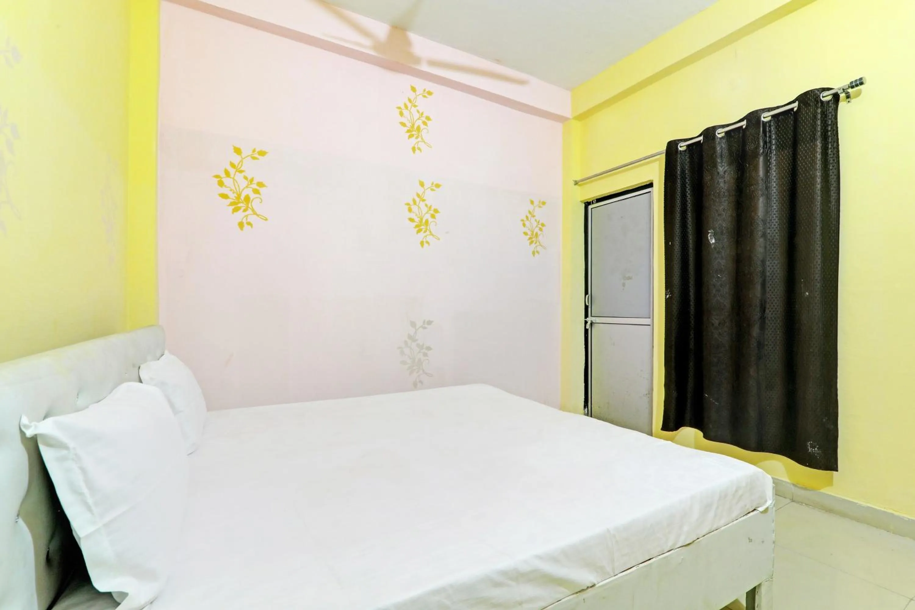 Bedroom, Bed in Hotel O Golden Grand