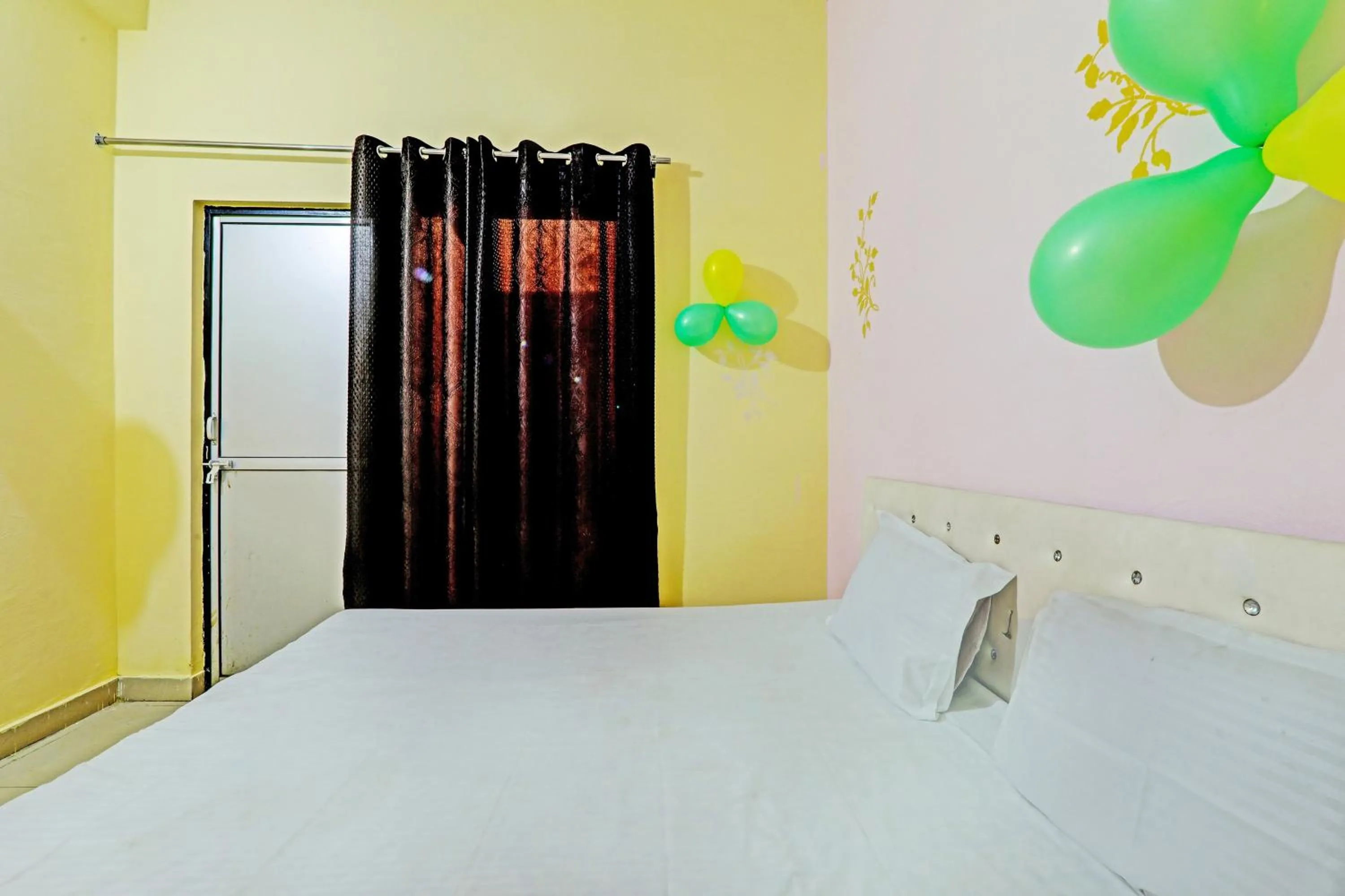 Bedroom, Bed in Hotel O Golden Grand