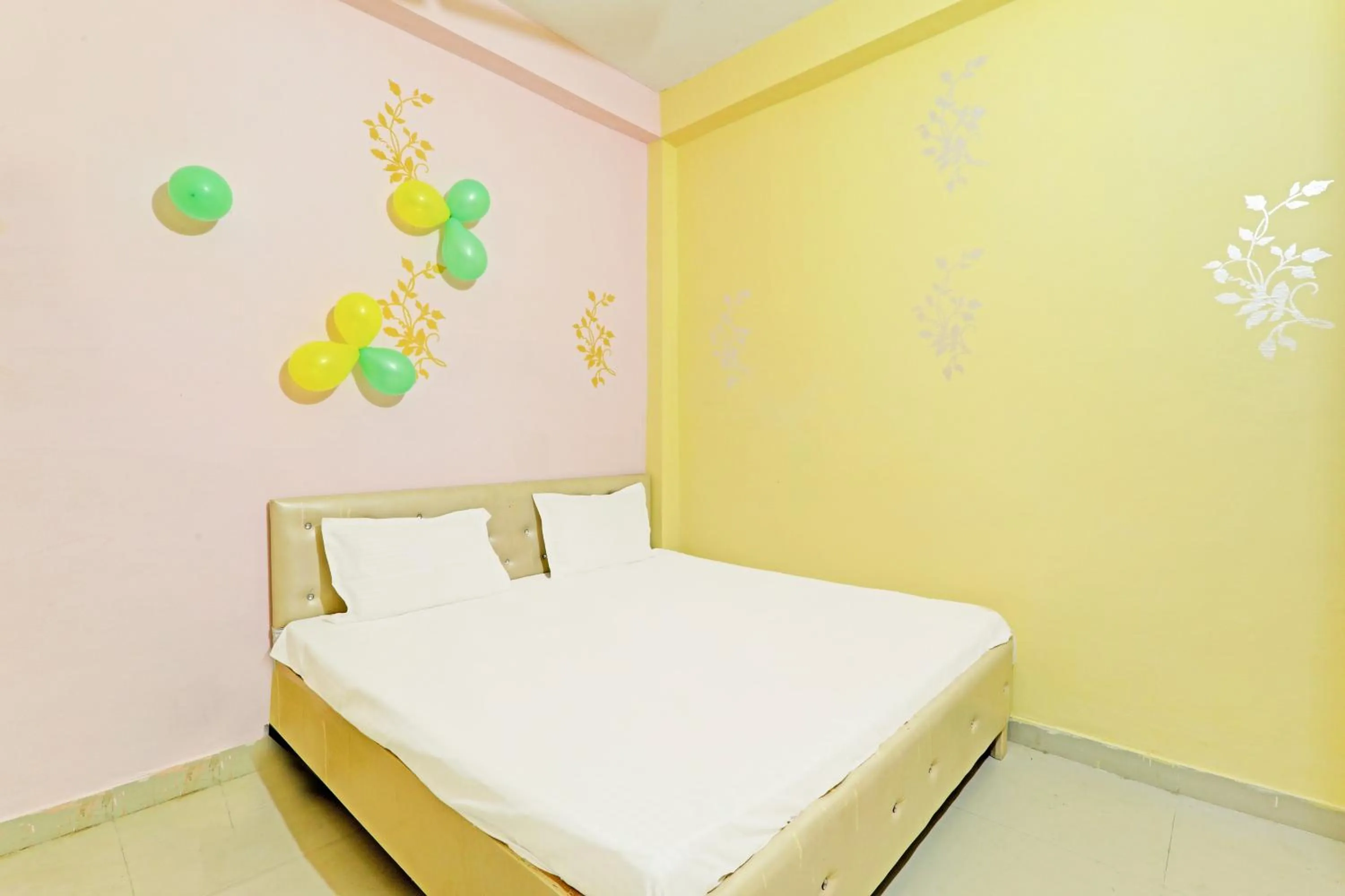 Bedroom, Bed in Hotel O Golden Grand