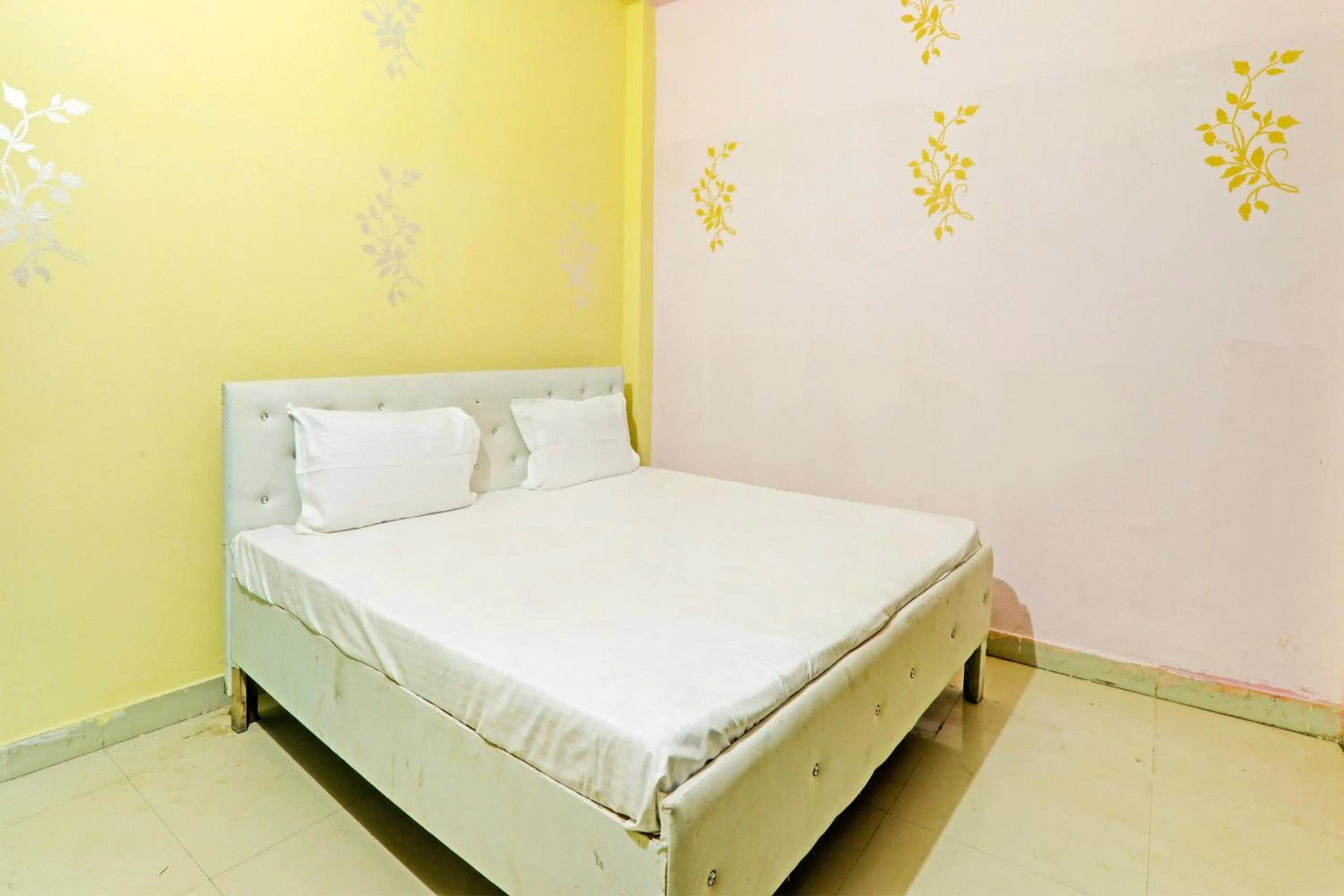 Bedroom, Bed in Hotel O Golden Grand