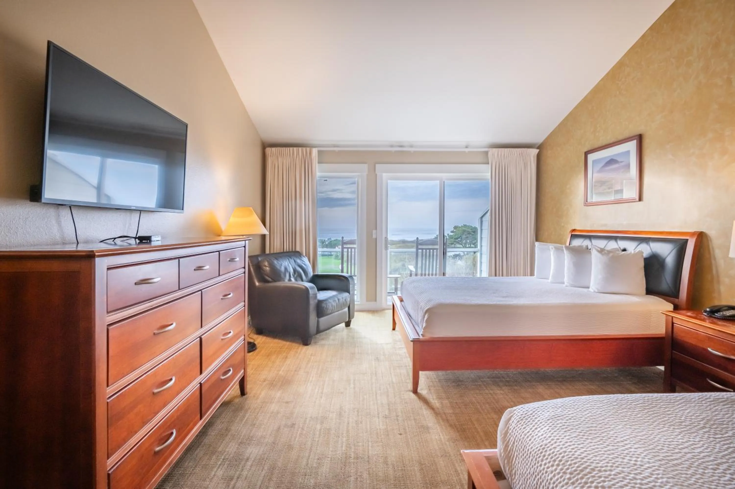 Bed in Pacific Reef Hotel & Light Show