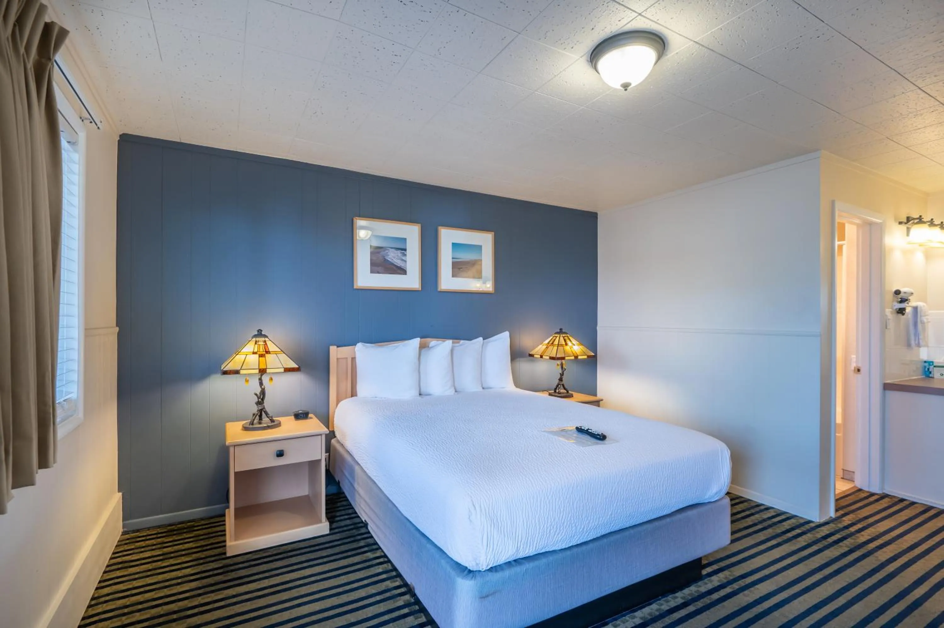 Bed in Pacific Reef Hotel & Light Show