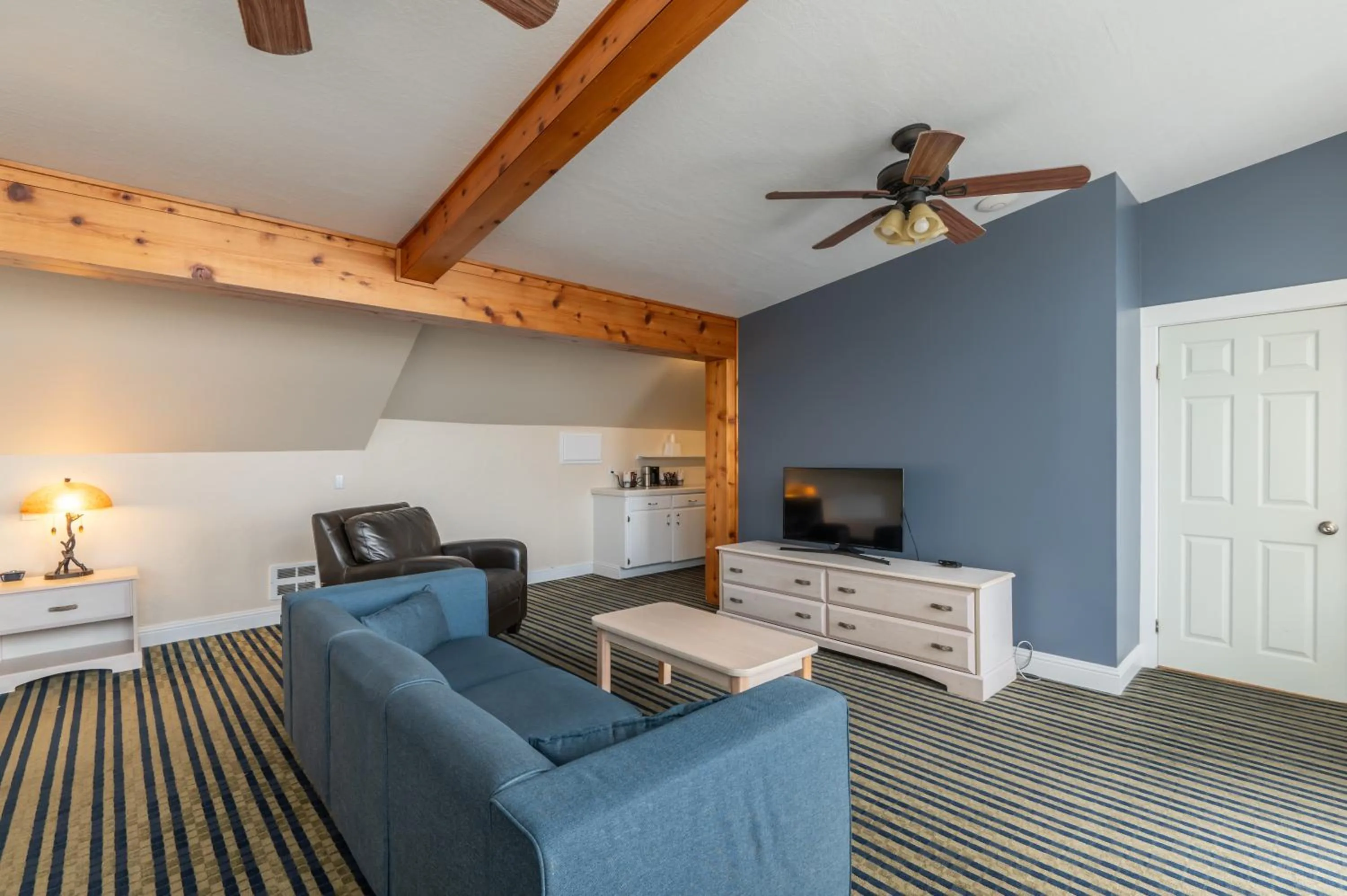 Pacific Reef Hotel & Light Show