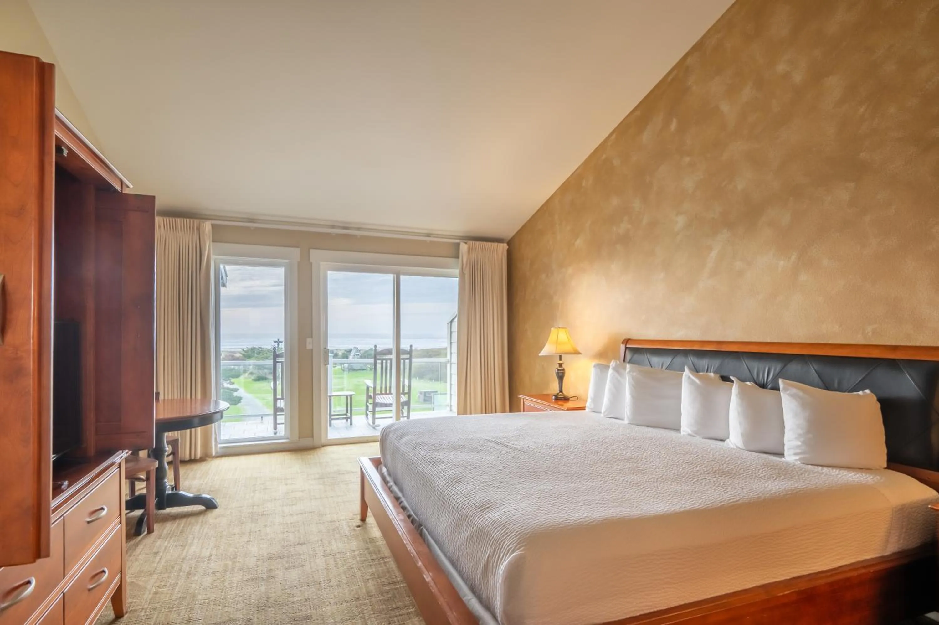 Bed in Pacific Reef Hotel & Light Show