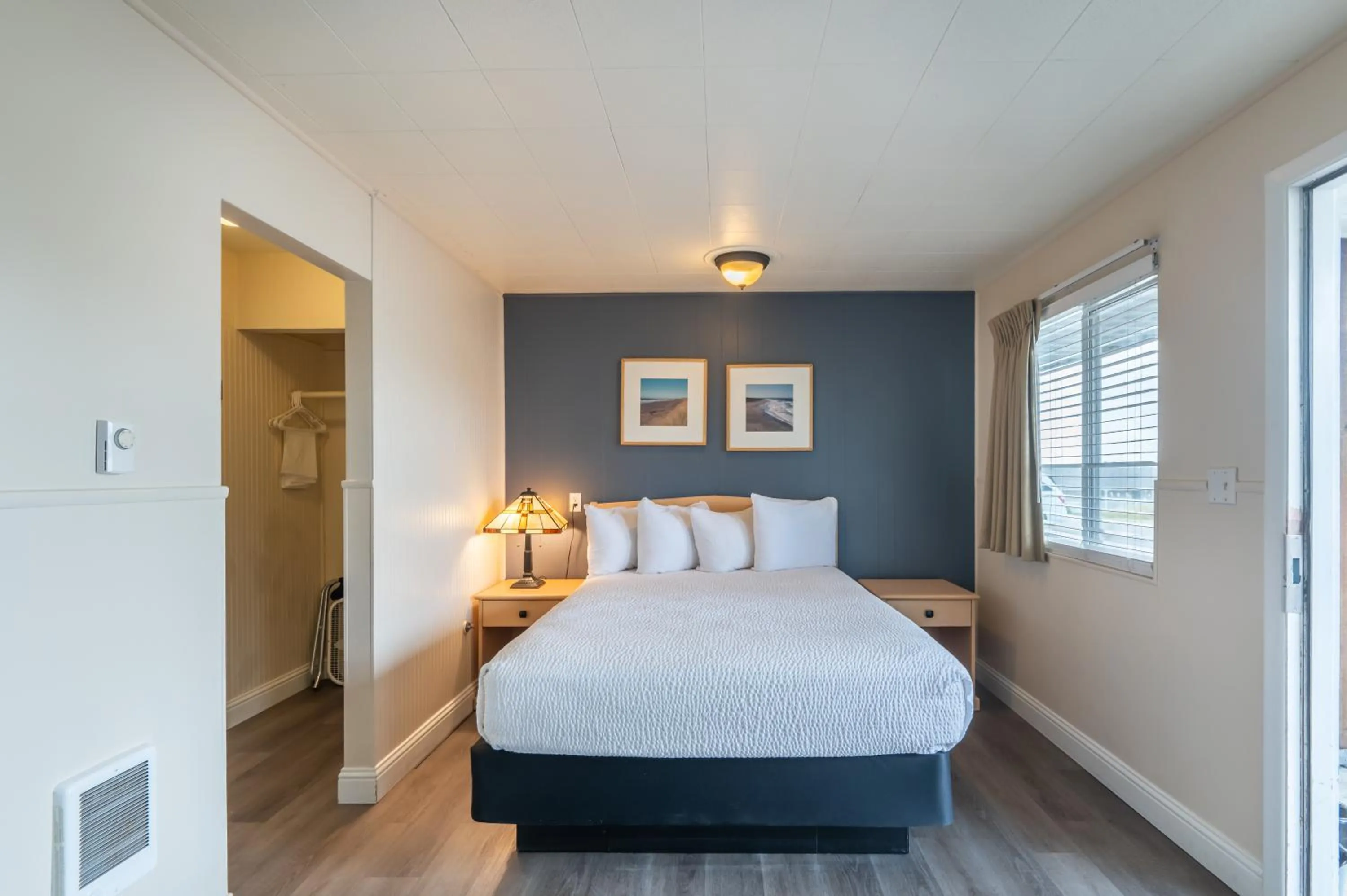 Bed in Pacific Reef Hotel & Light Show