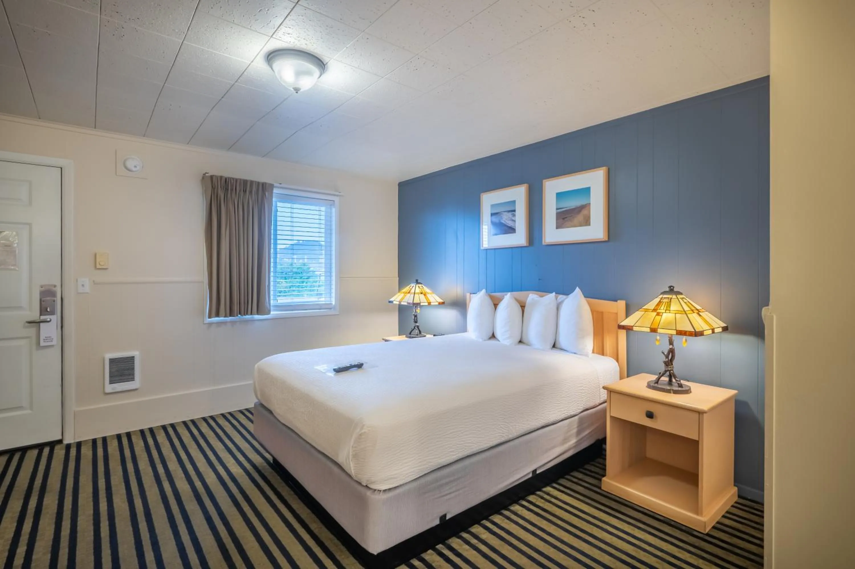 Bed in Pacific Reef Hotel & Light Show