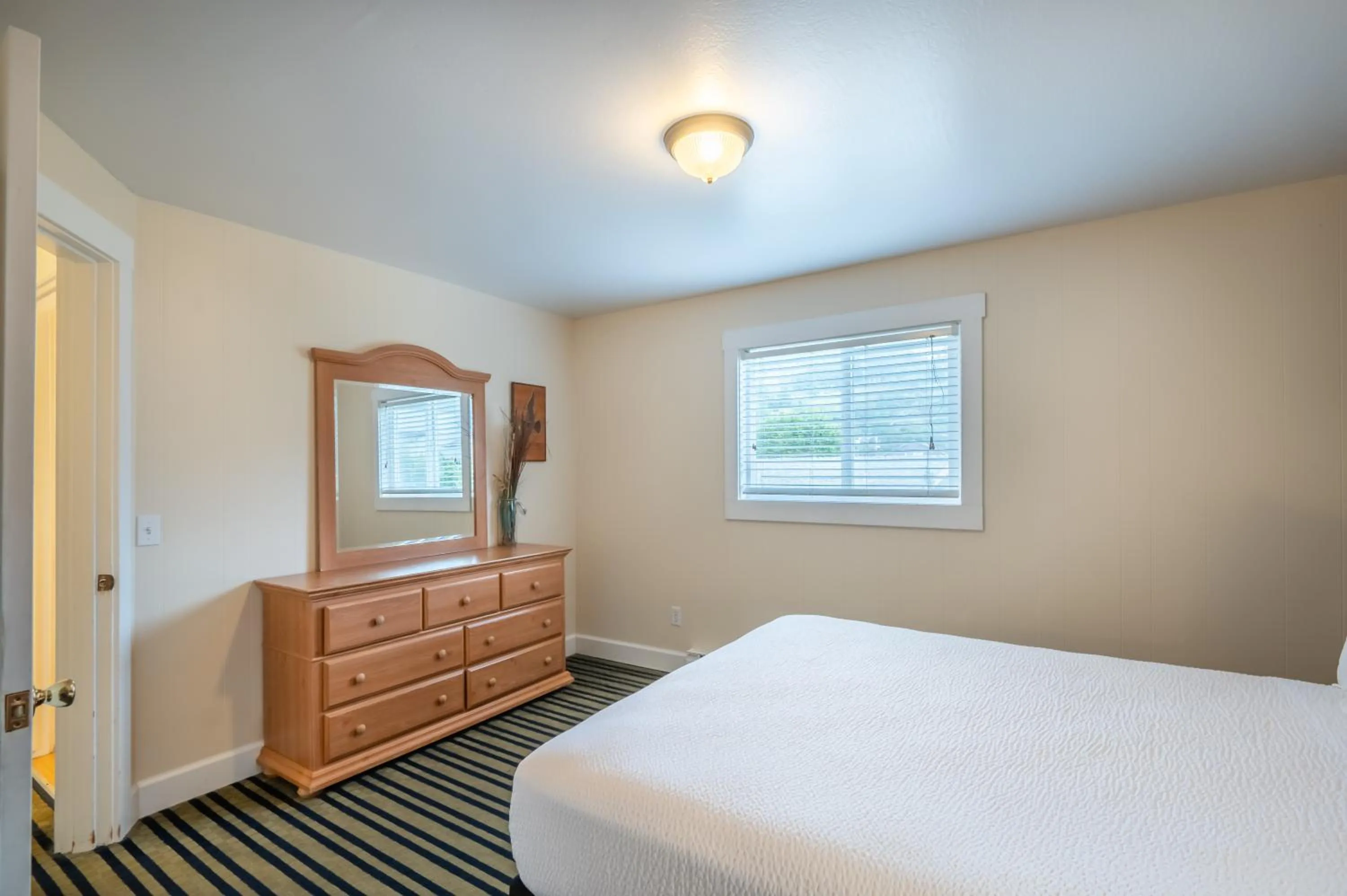 Bed in Pacific Reef Hotel & Light Show