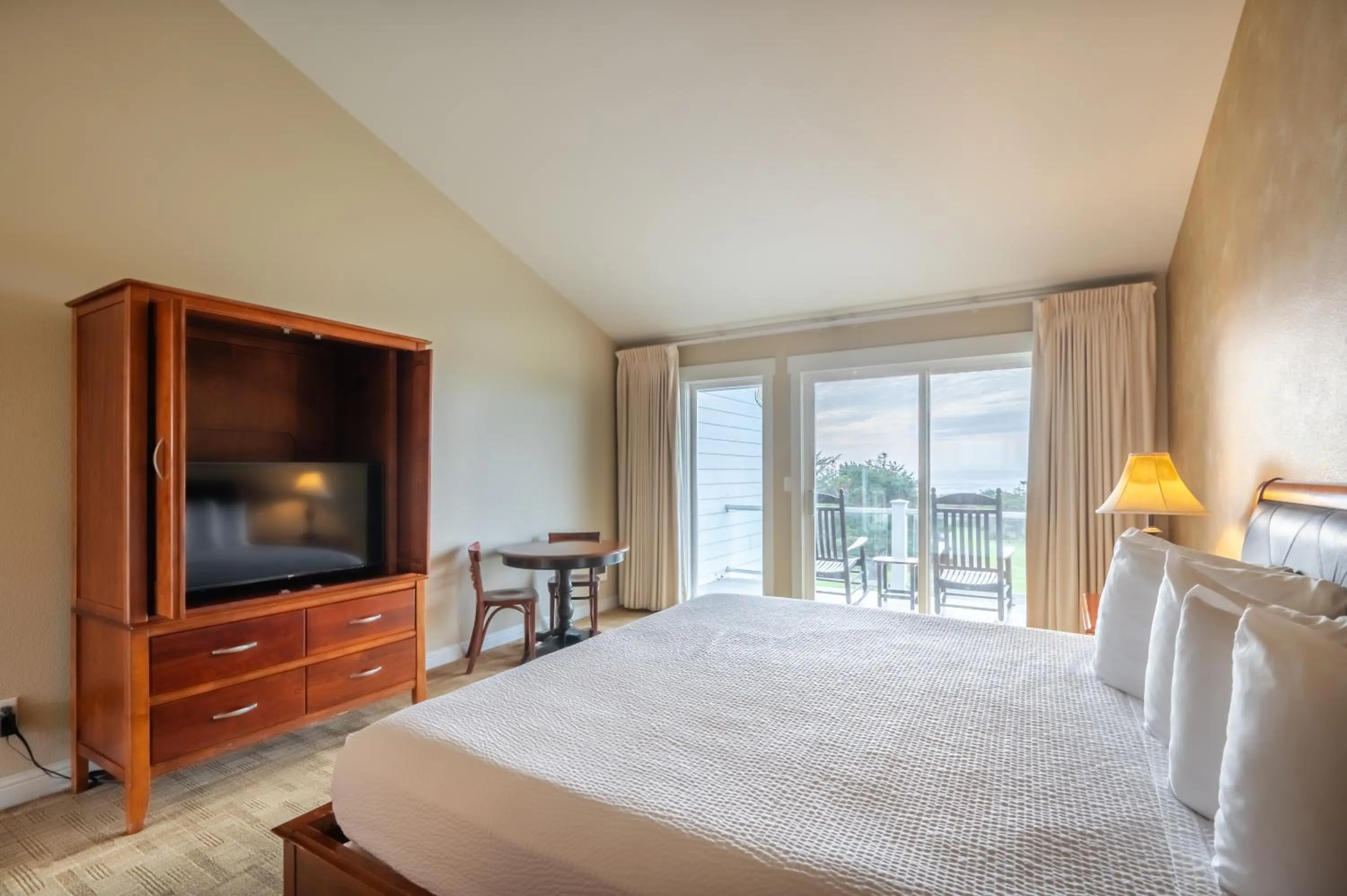 Bed in Pacific Reef Hotel & Light Show