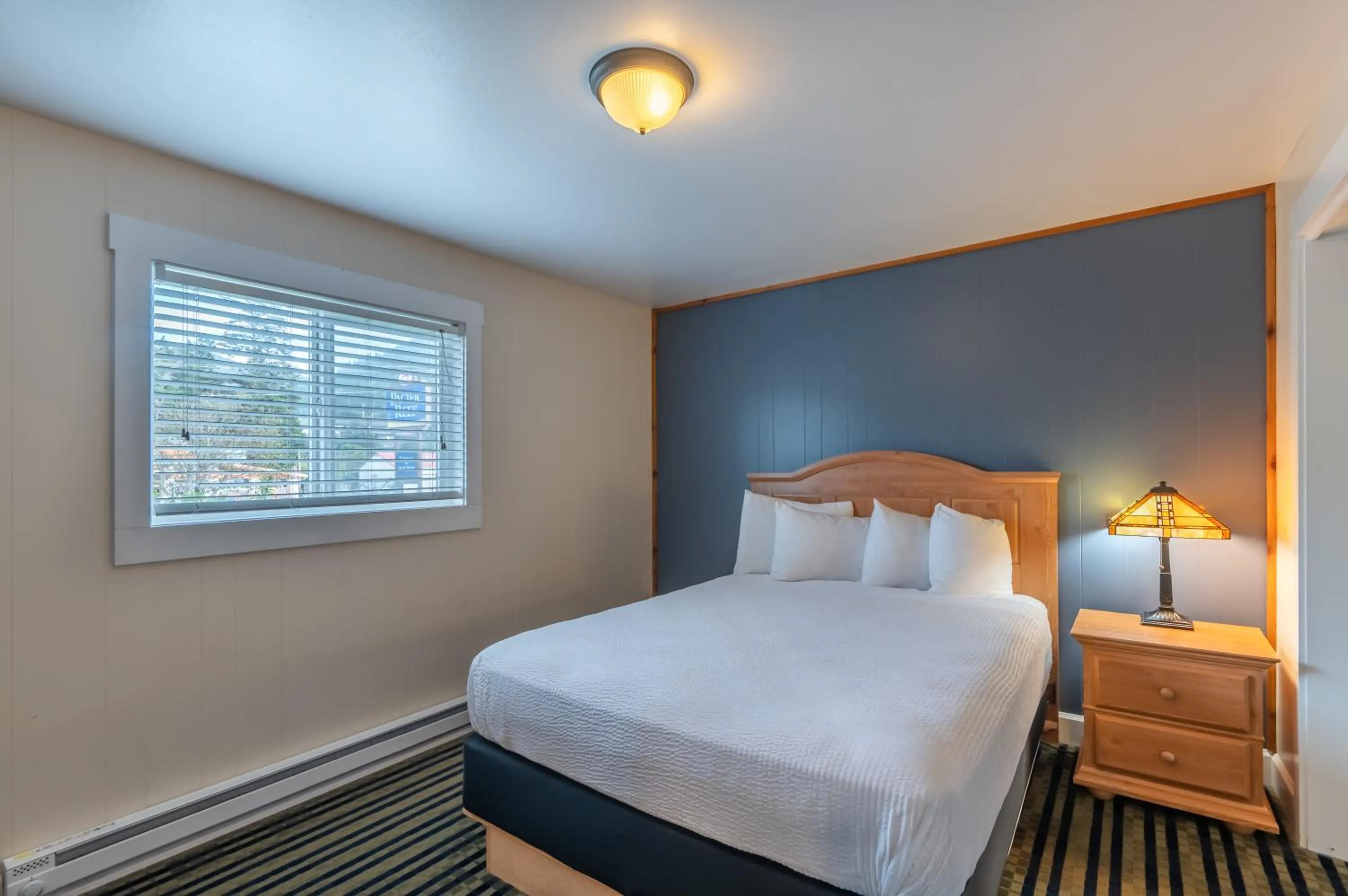 Bed in Pacific Reef Hotel & Light Show