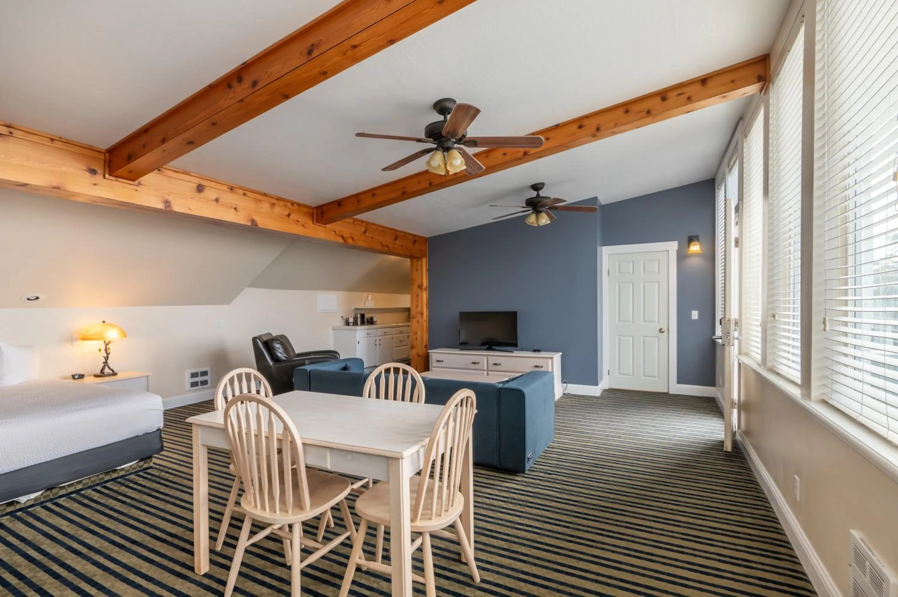 Pacific Reef Hotel & Light Show