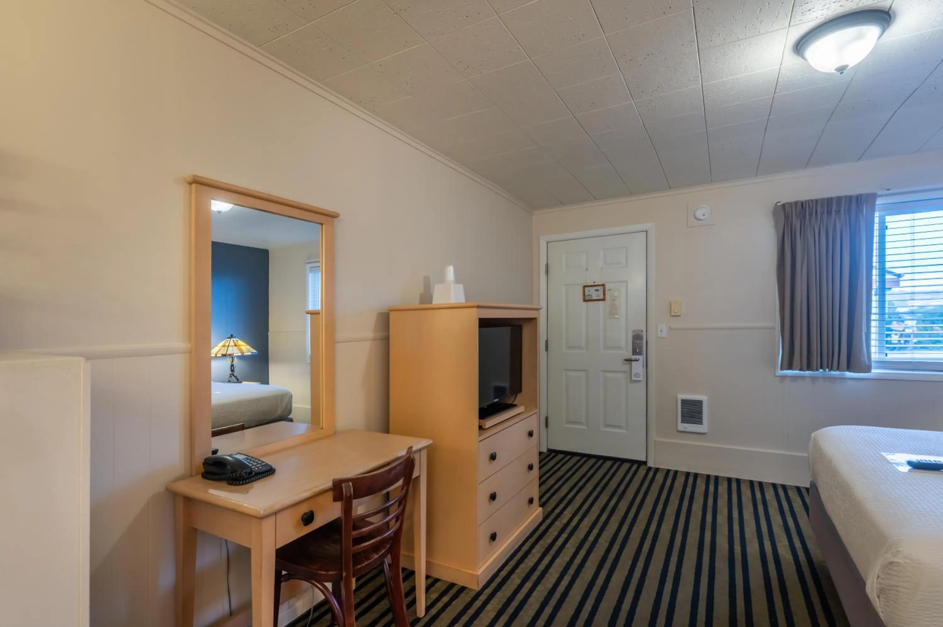 Bed in Pacific Reef Hotel & Light Show