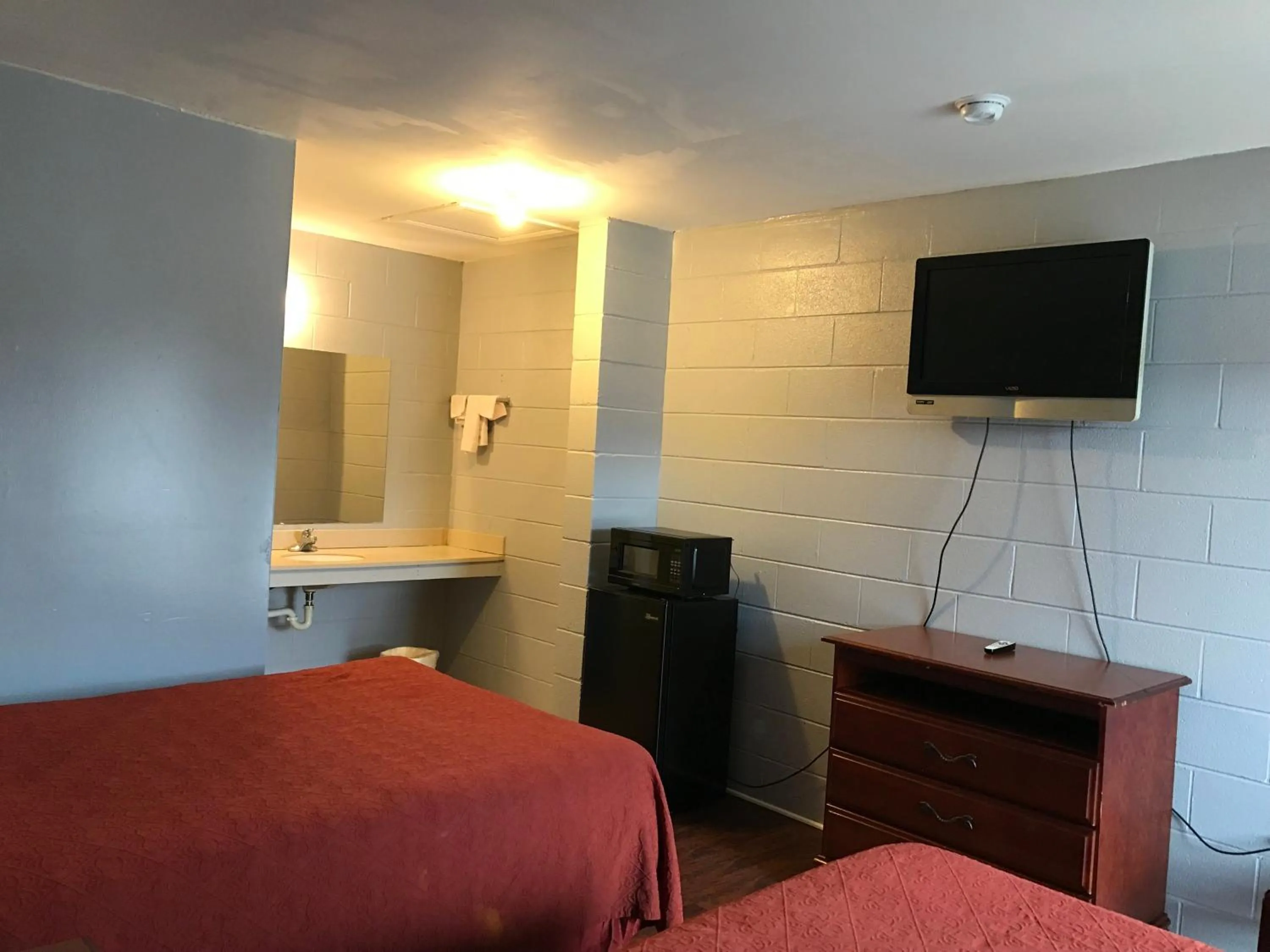 TV and multimedia, Bed in Sky Inn Hotel