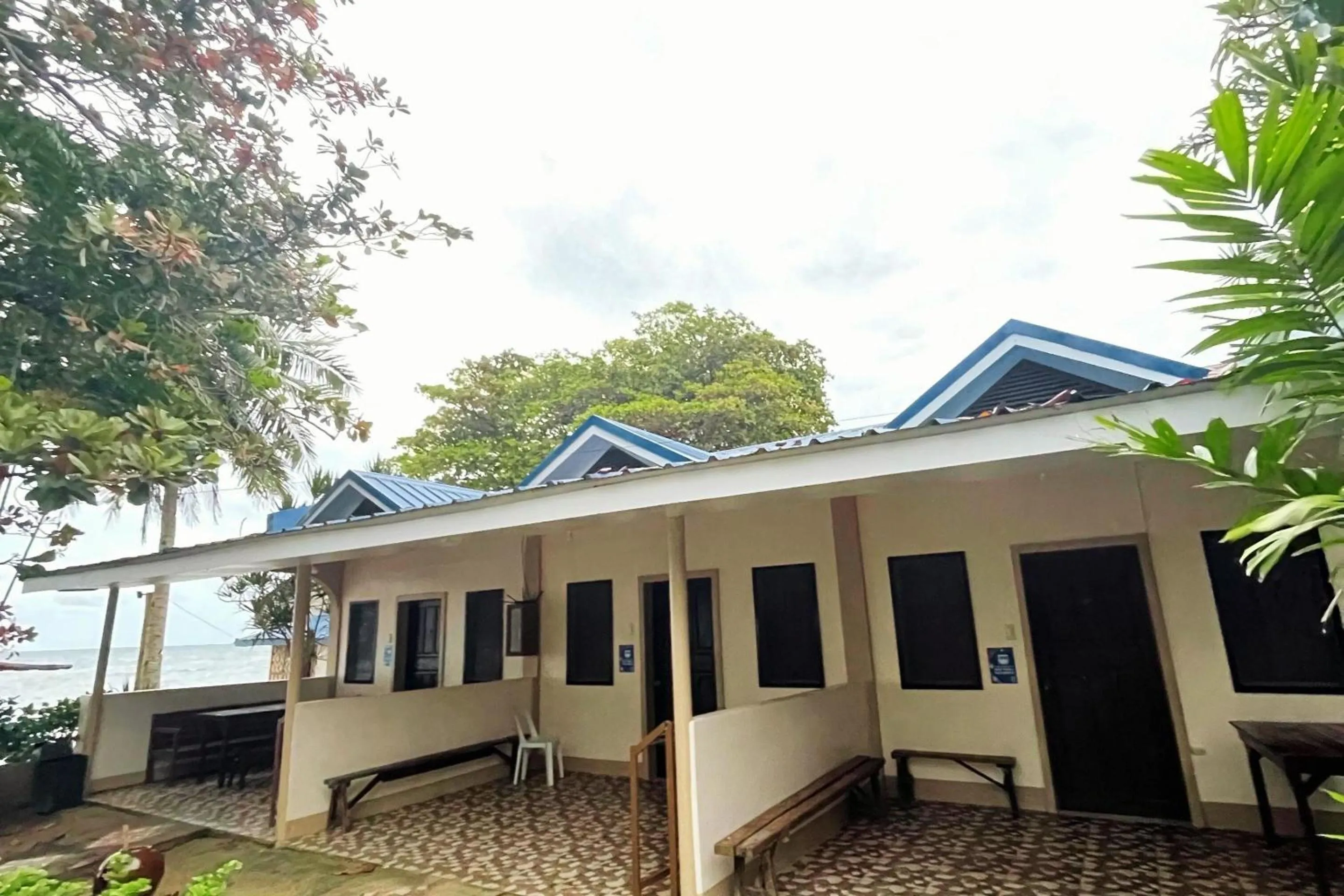 Property building in Durhan White Beach Resort powered by Cocotel