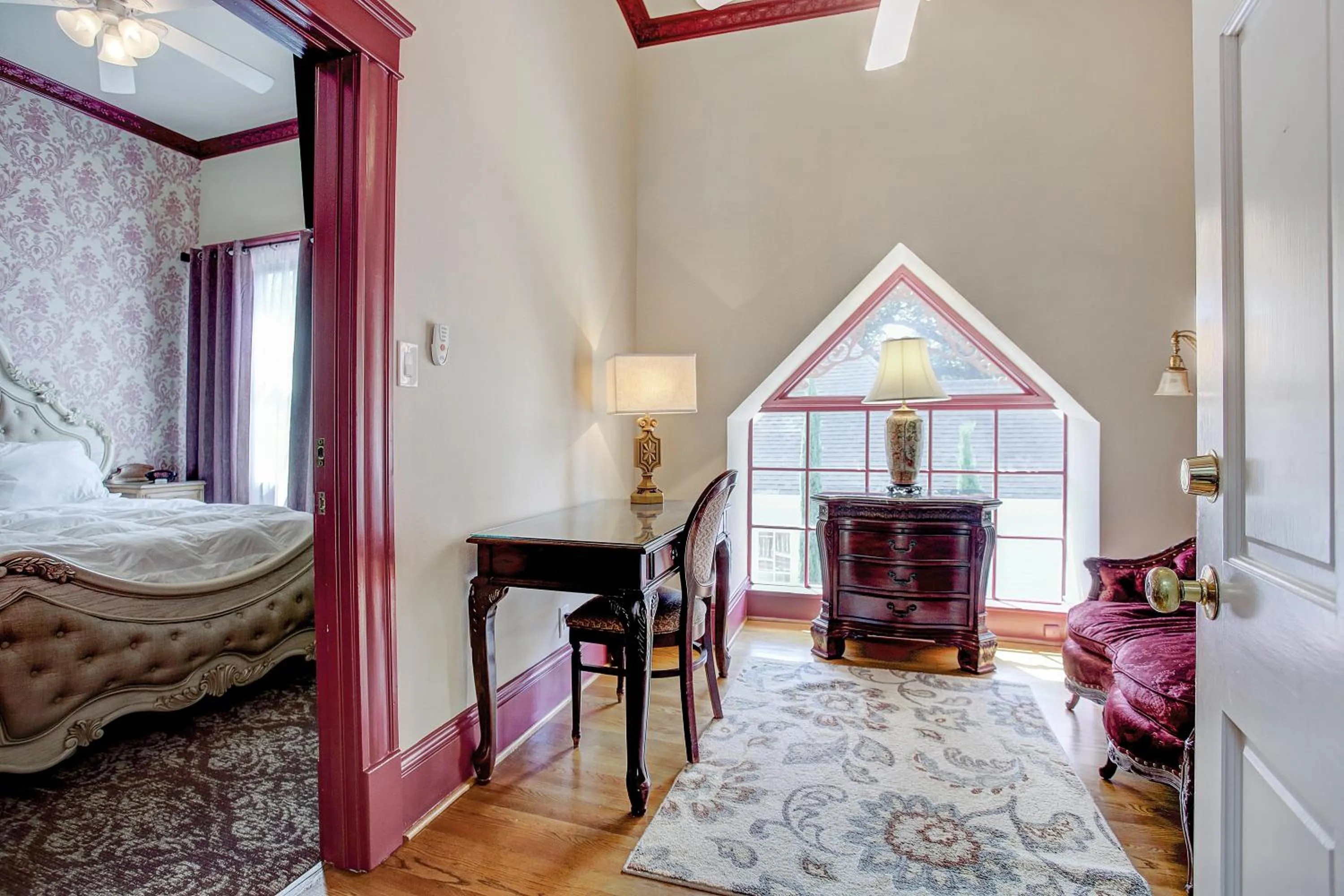 Bed in Sara's Inn on the Boulevard