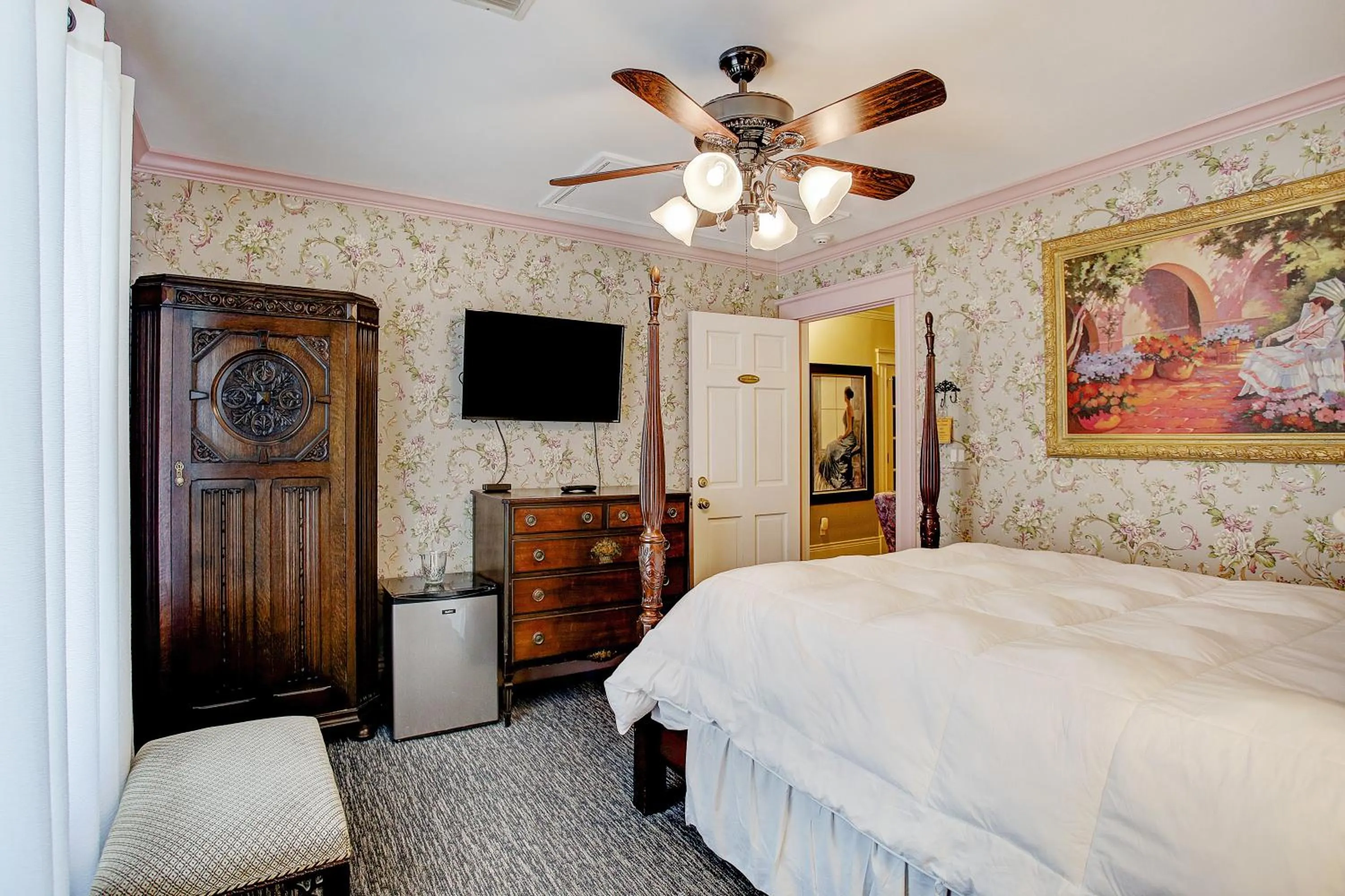 Bed in Sara's Inn on the Boulevard