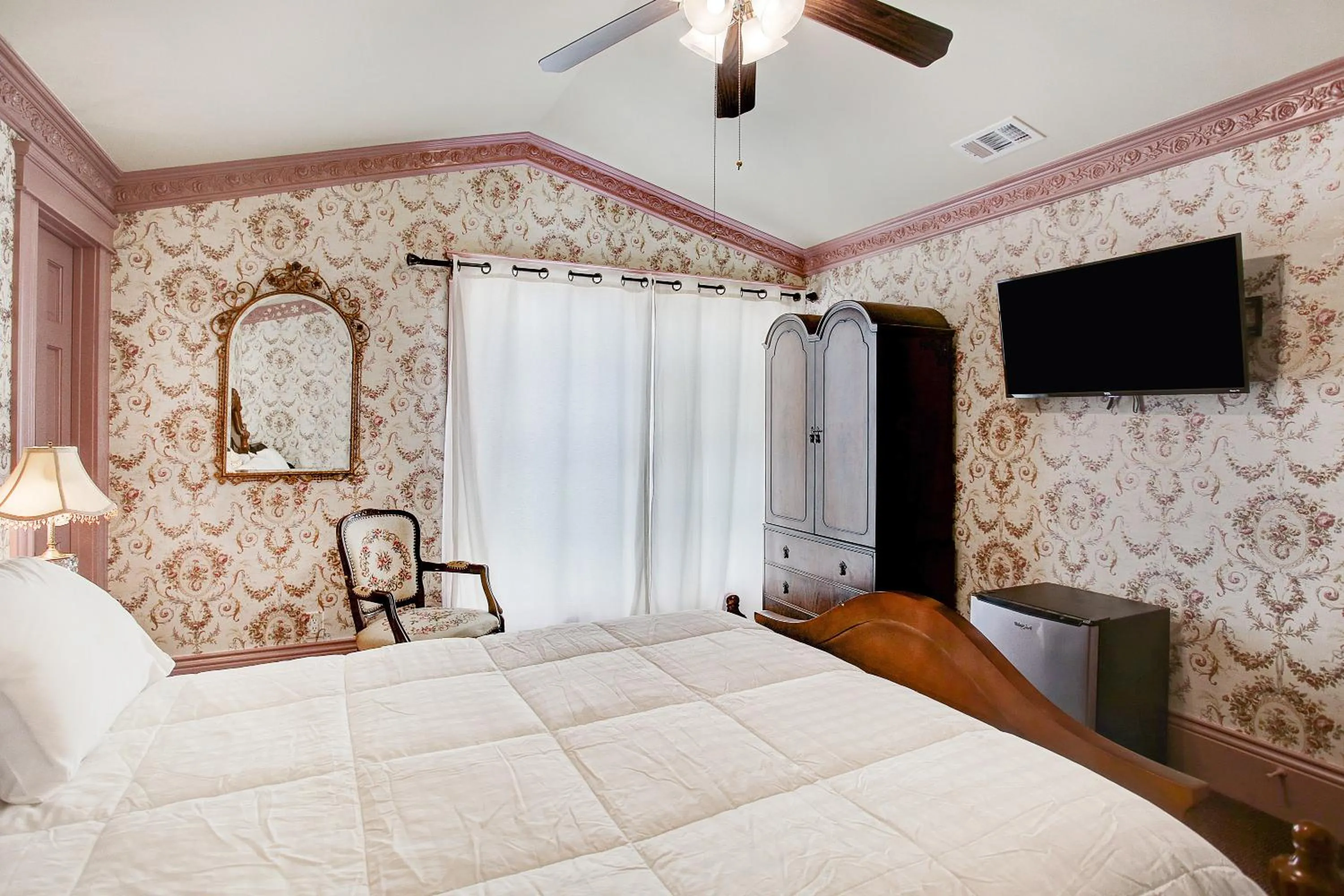 Bed in Sara's Inn on the Boulevard