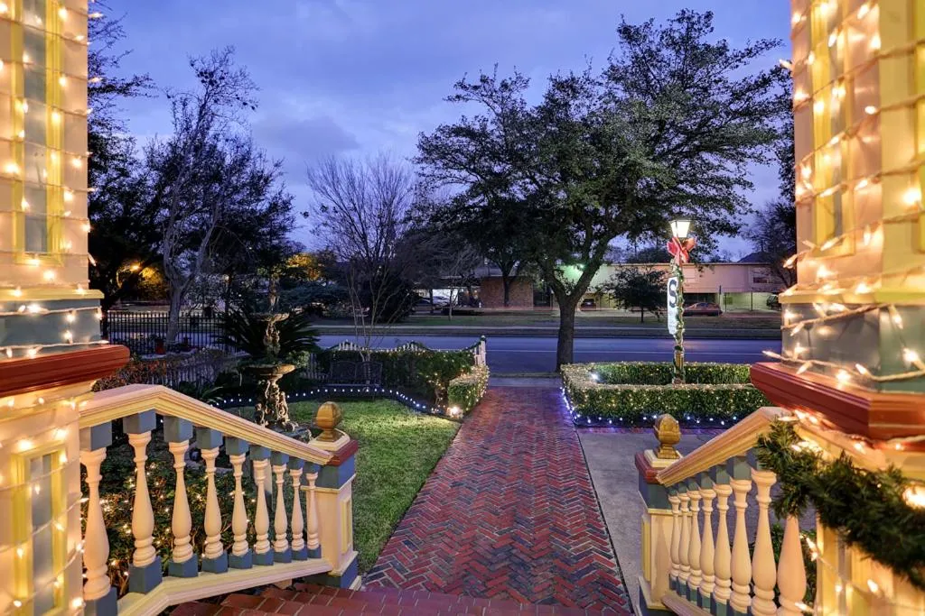 Facade/entrance in Sara's Inn on the Boulevard