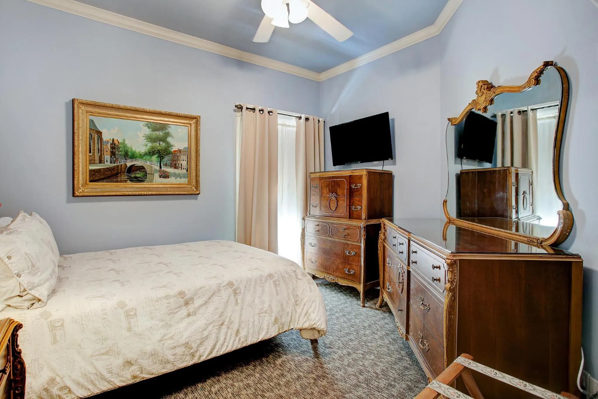 Bed in Sara's Inn on the Boulevard