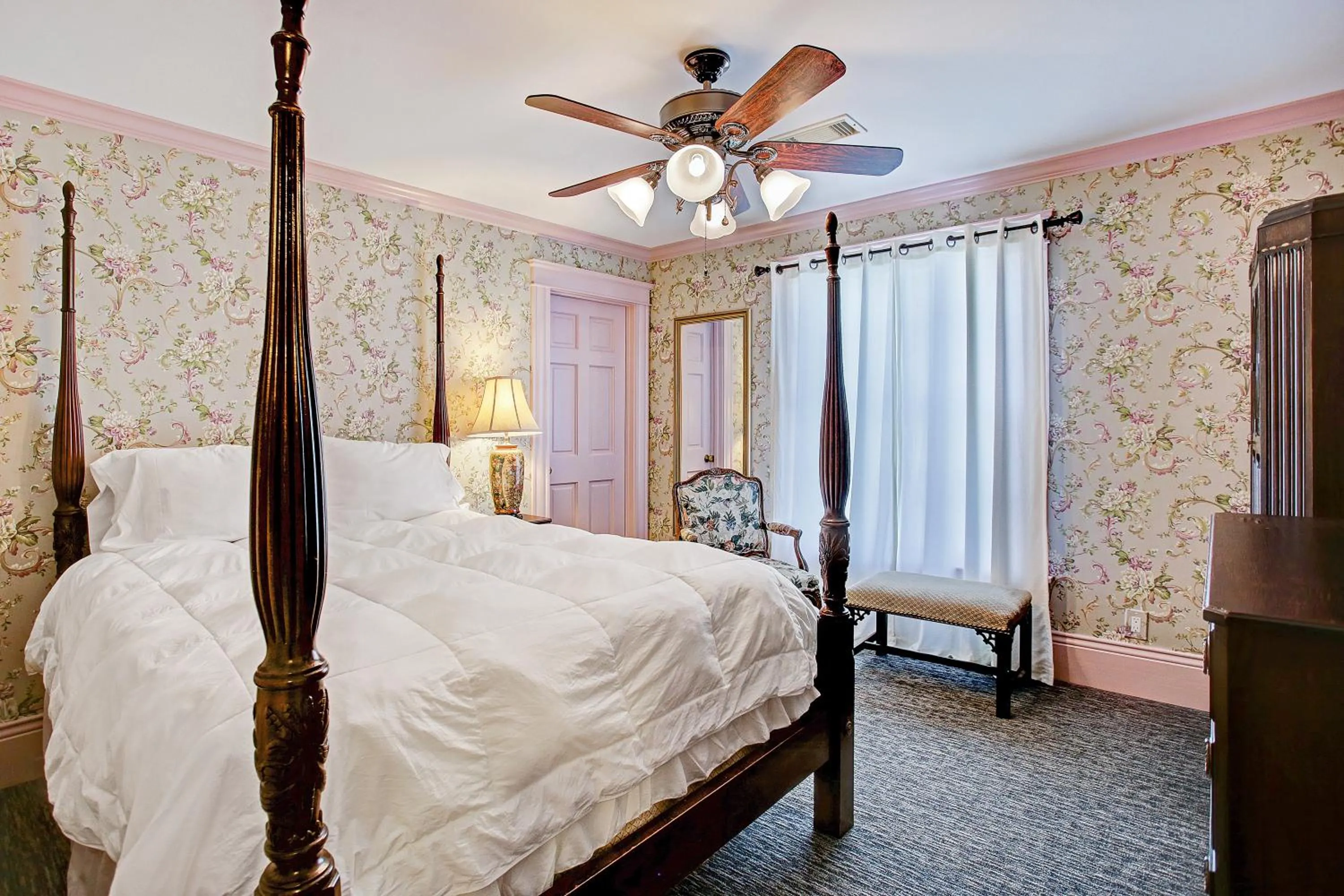 Bed in Sara's Inn on the Boulevard