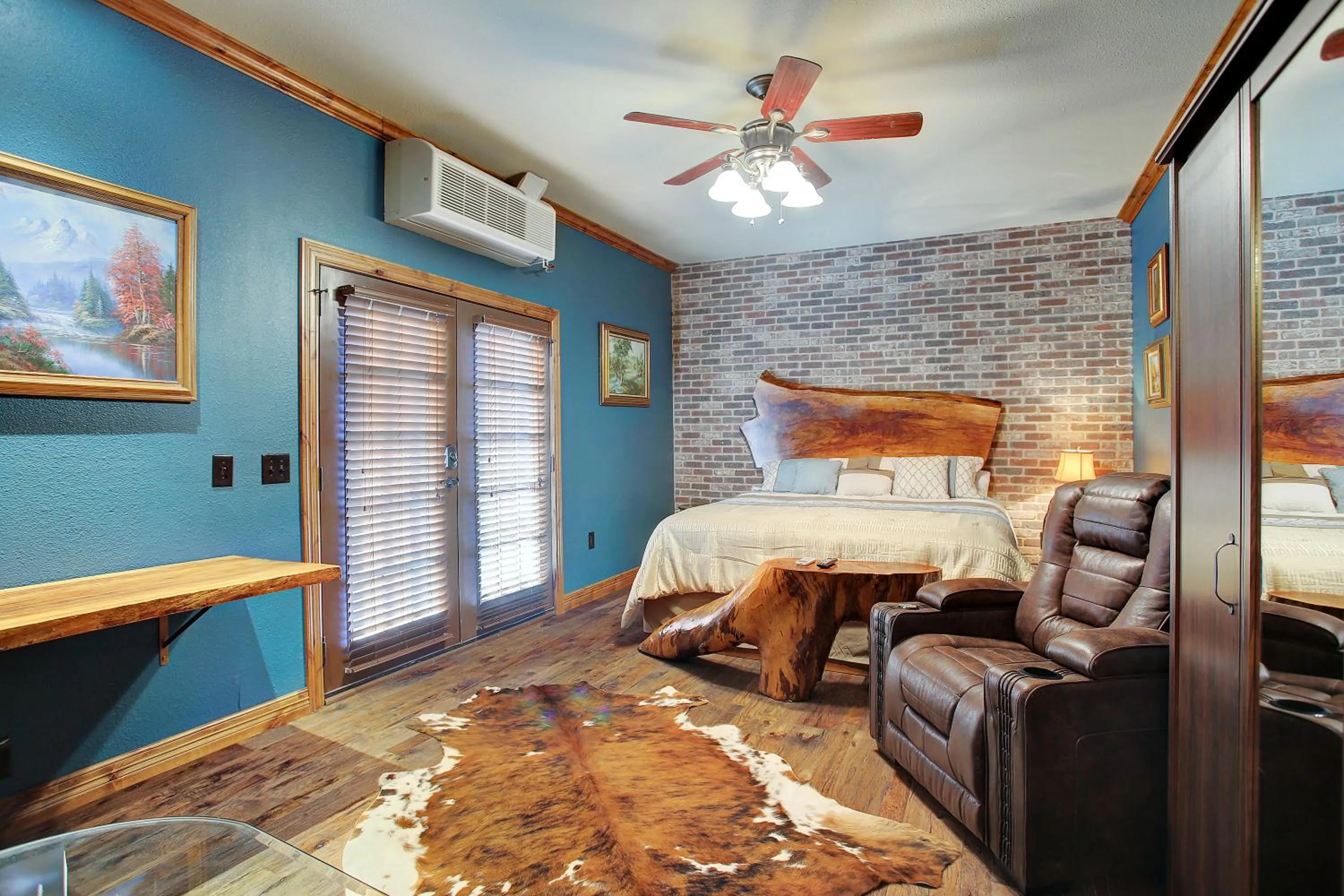 Bed in Sara's Inn on the Boulevard