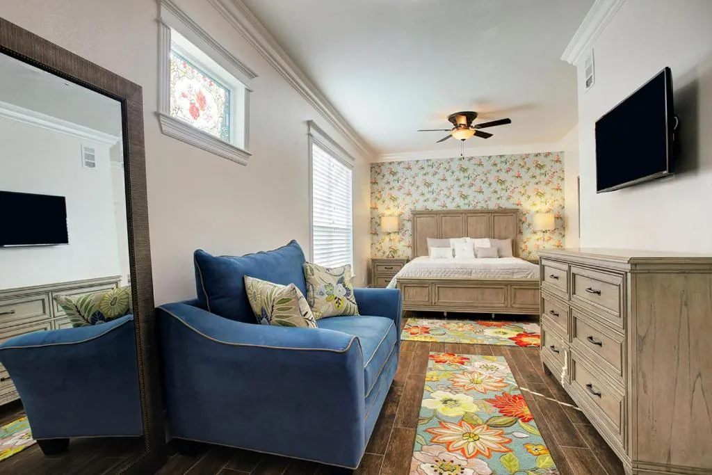 Bed in Sara's Inn on the Boulevard