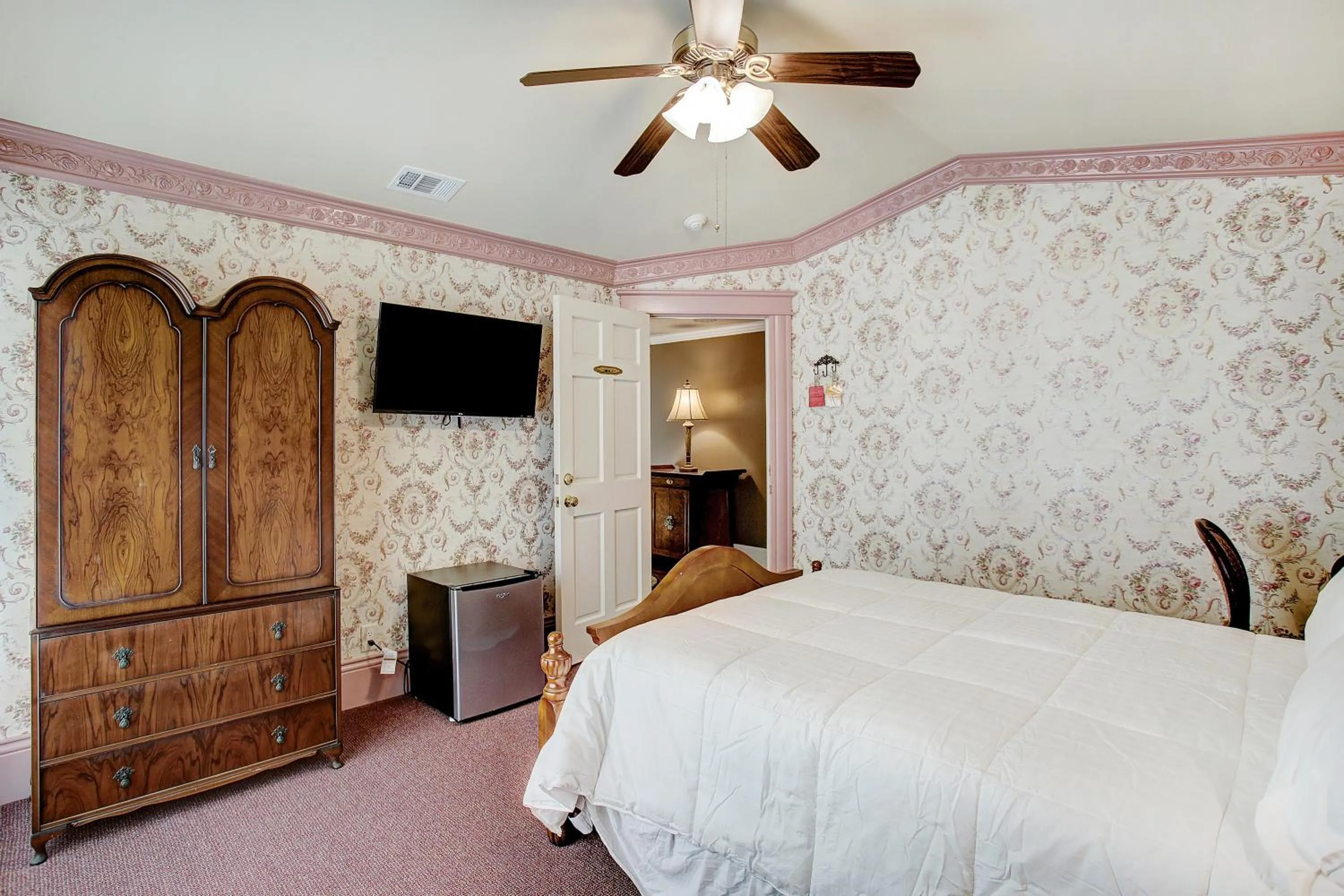 Bed in Sara's Inn on the Boulevard