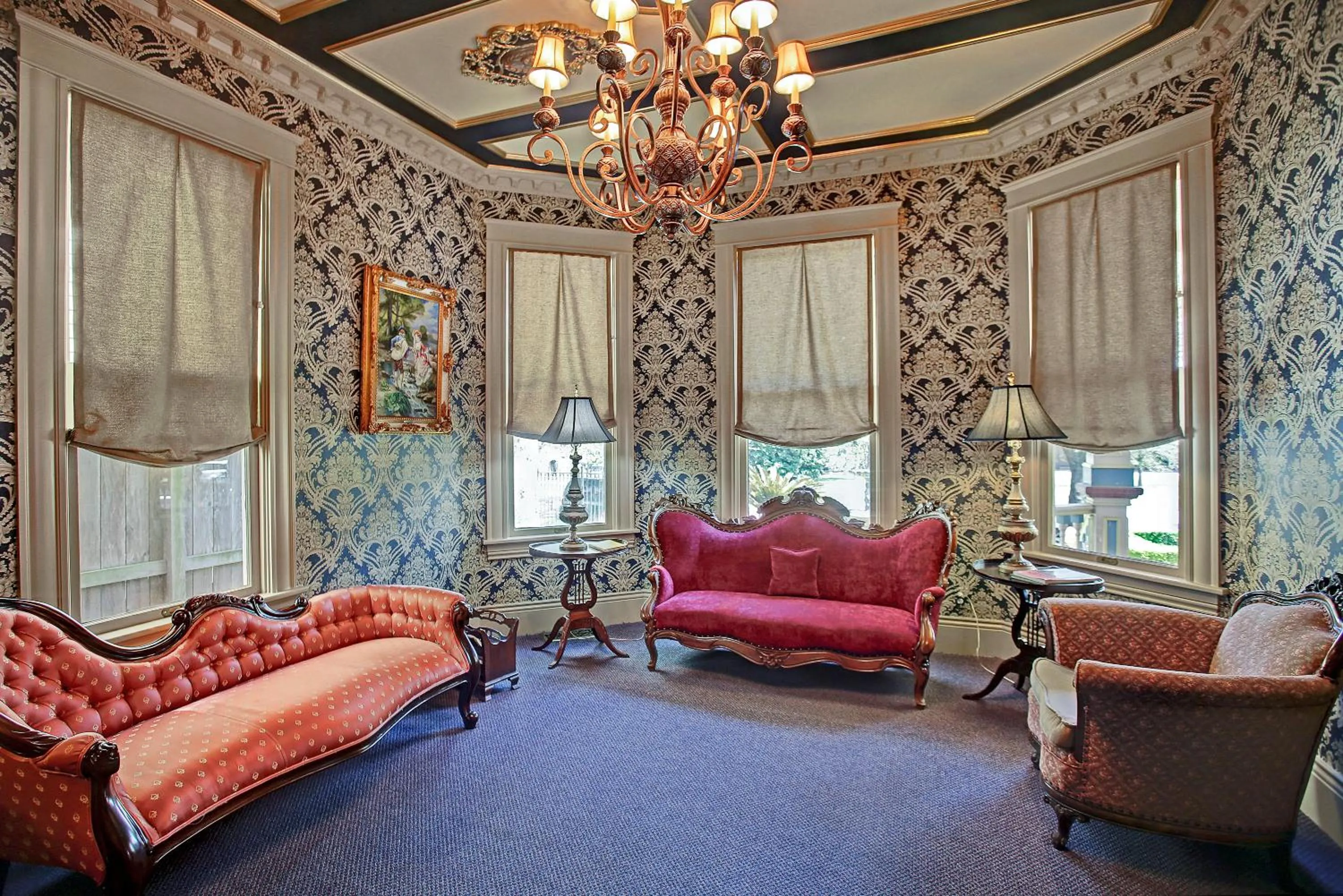 Communal lounge/ TV room in Sara's Inn on the Boulevard