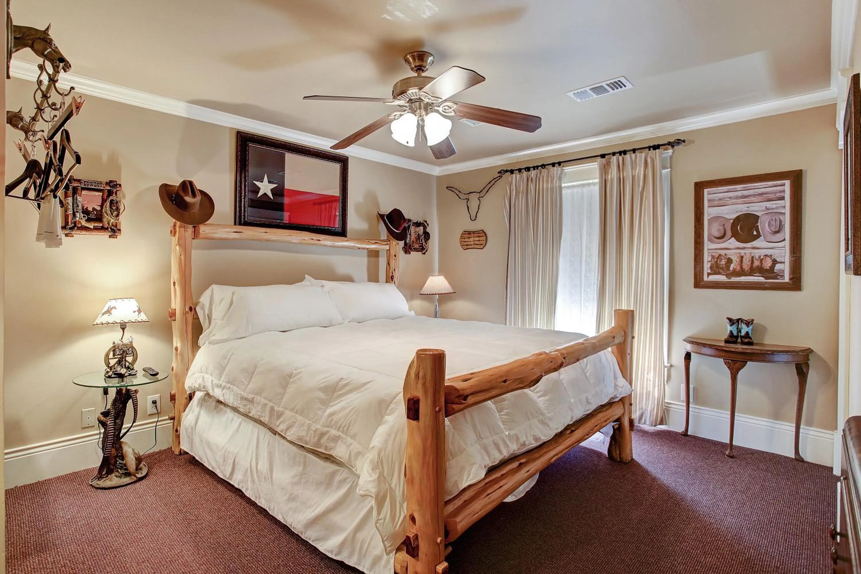 Bed in Sara's Inn on the Boulevard