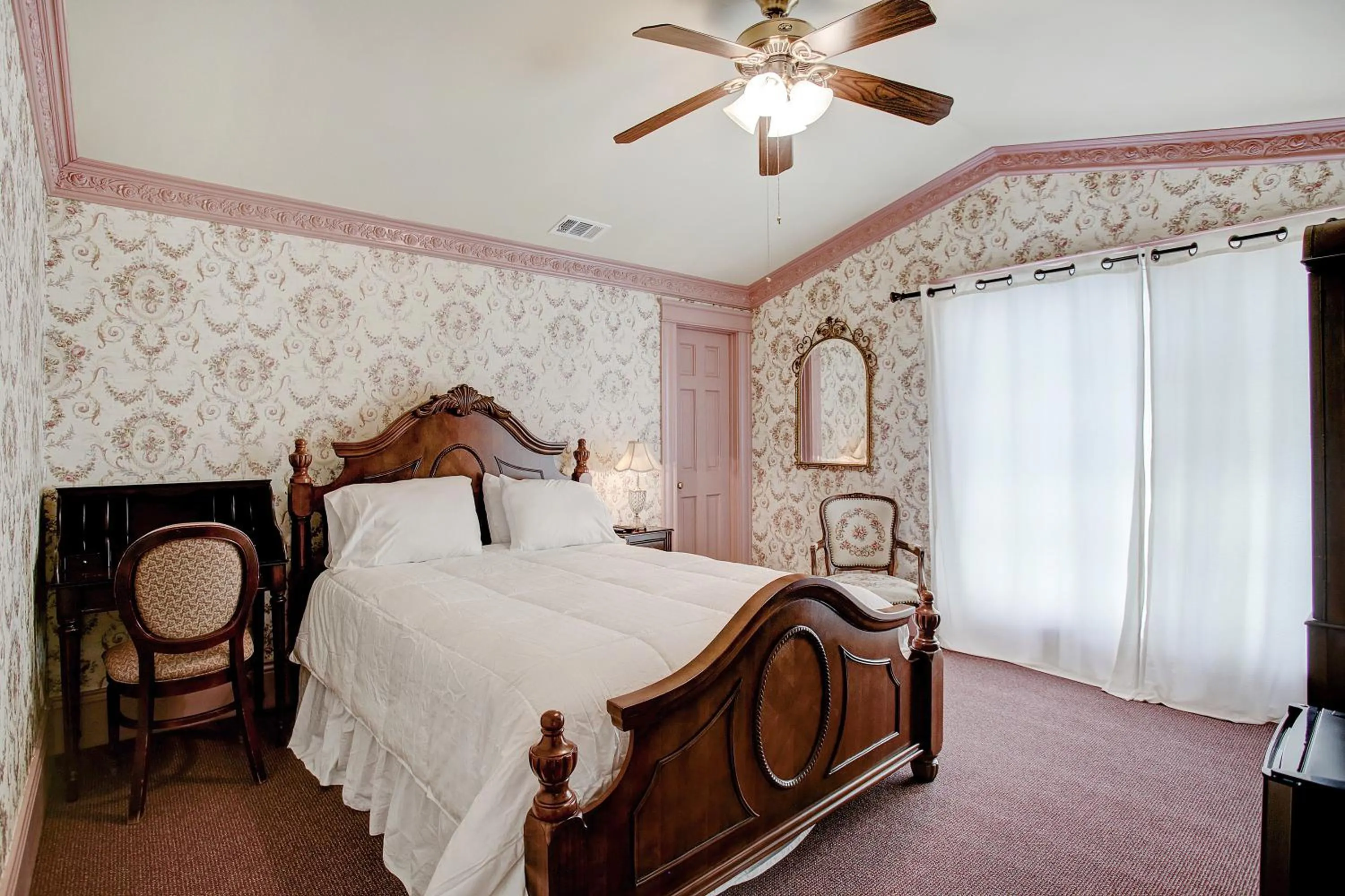 Bed in Sara's Inn on the Boulevard