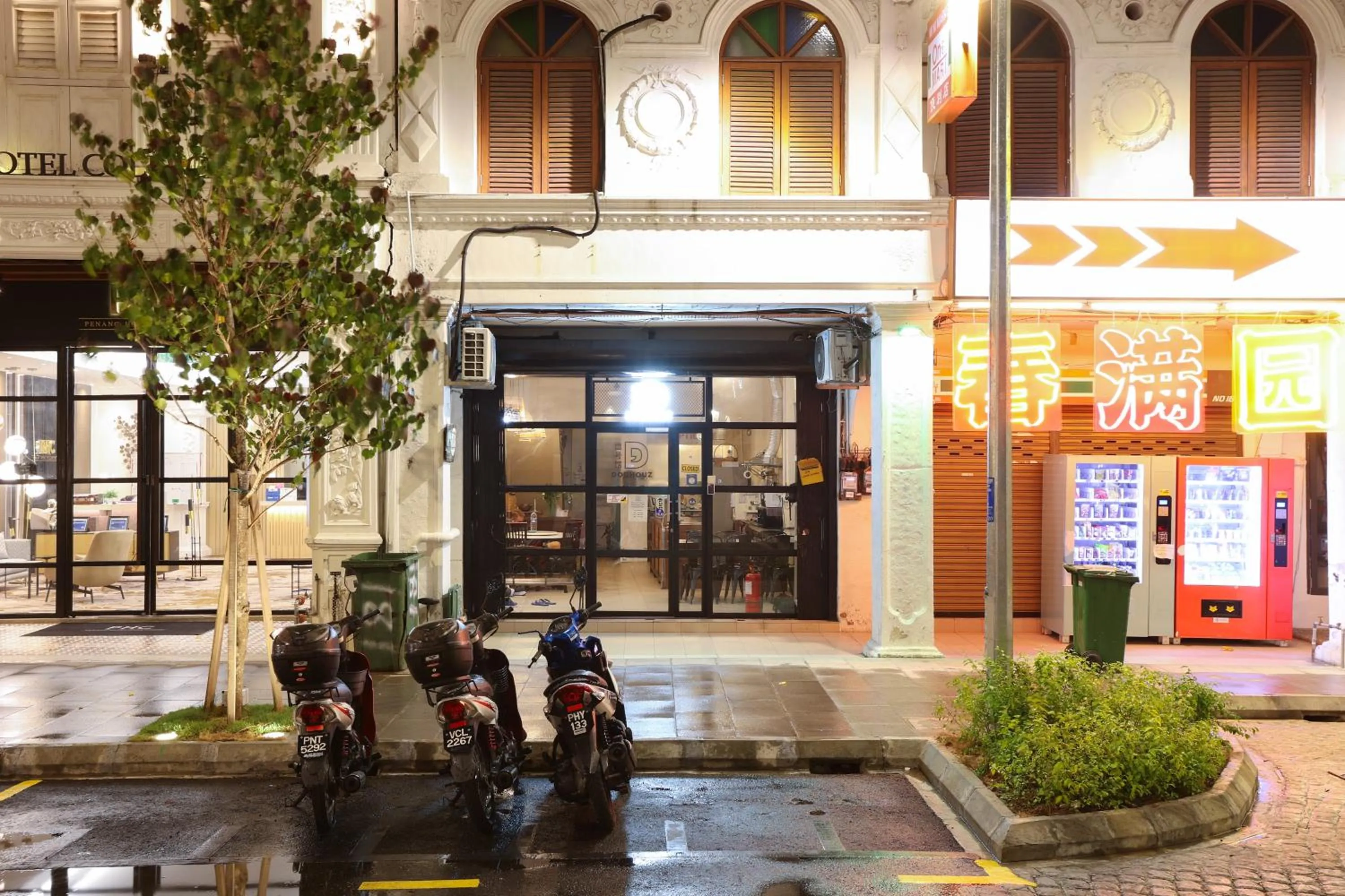 Night in Dou Houz Georgetown