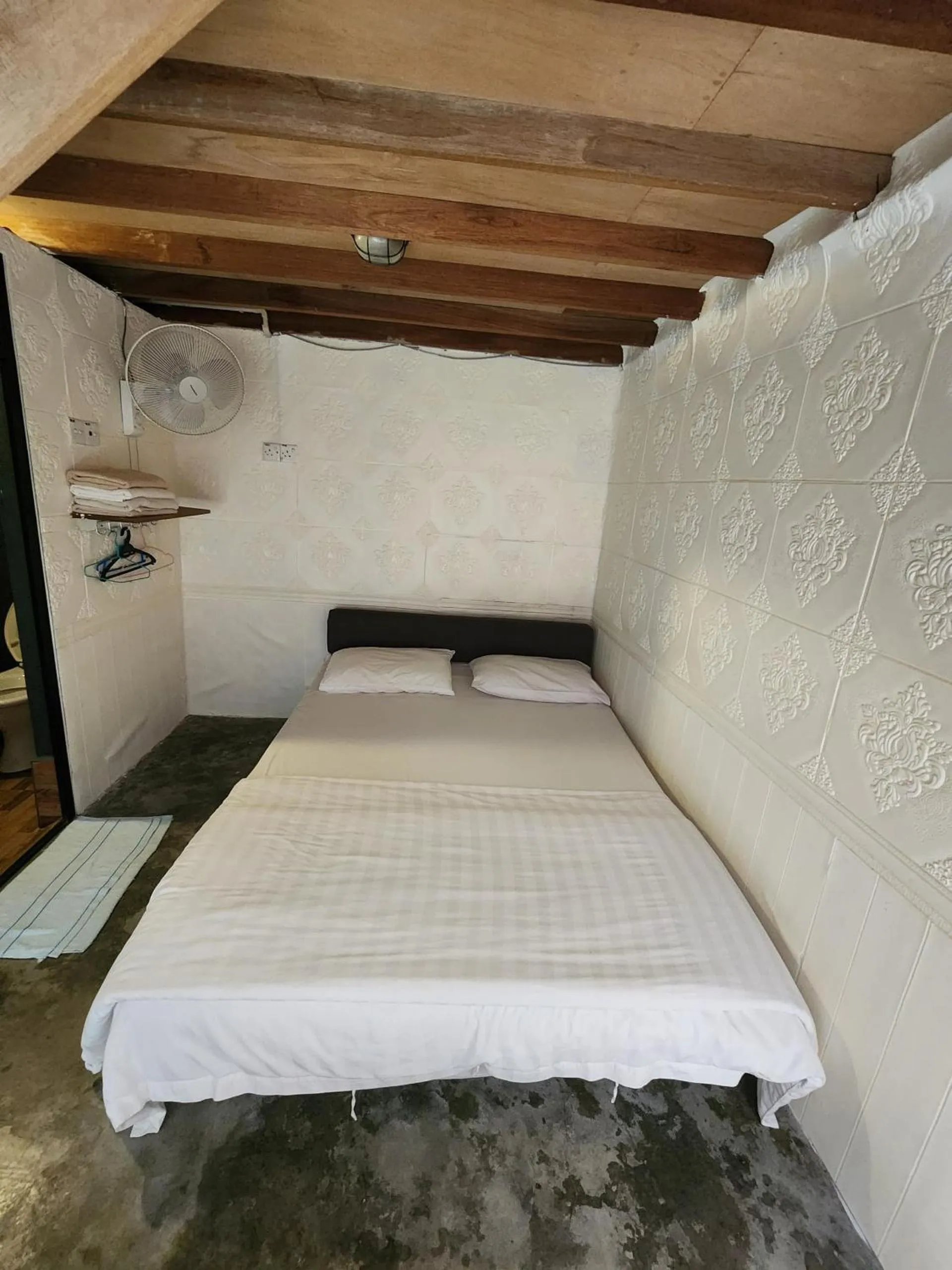 Bed in Dou Houz Georgetown