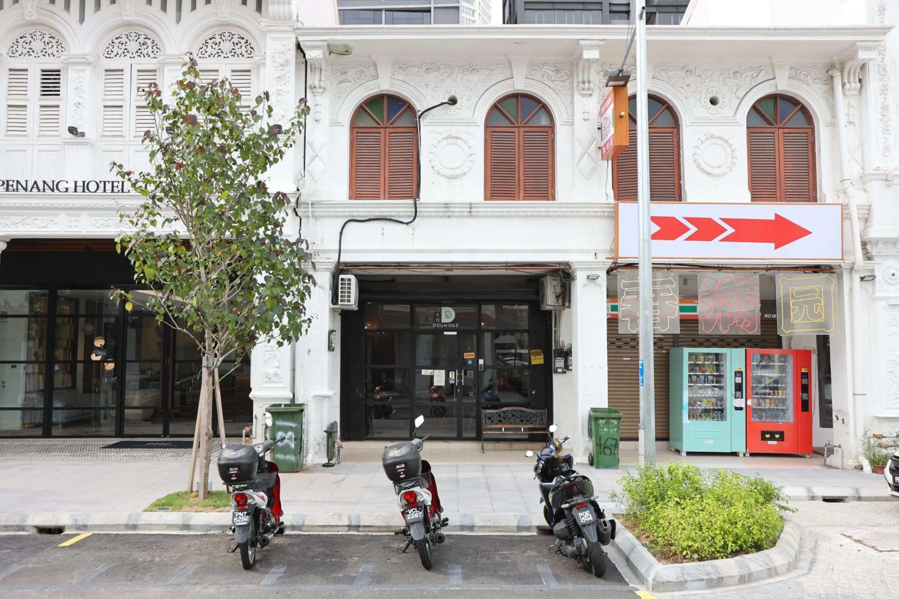 Property building in Dou Houz Georgetown