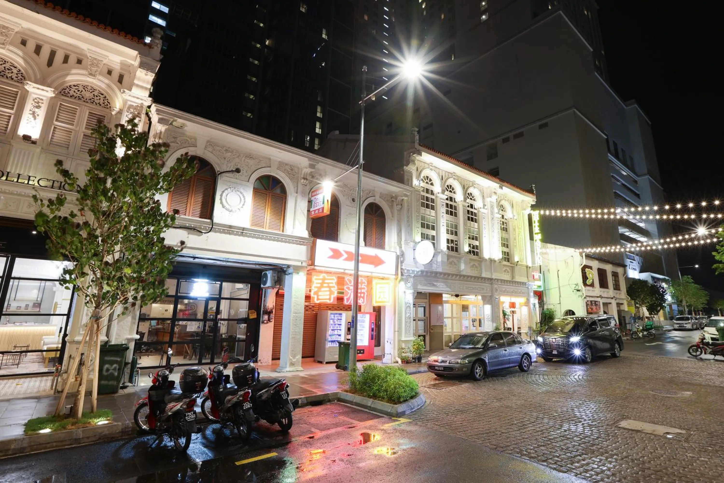 Night in Dou Houz Georgetown