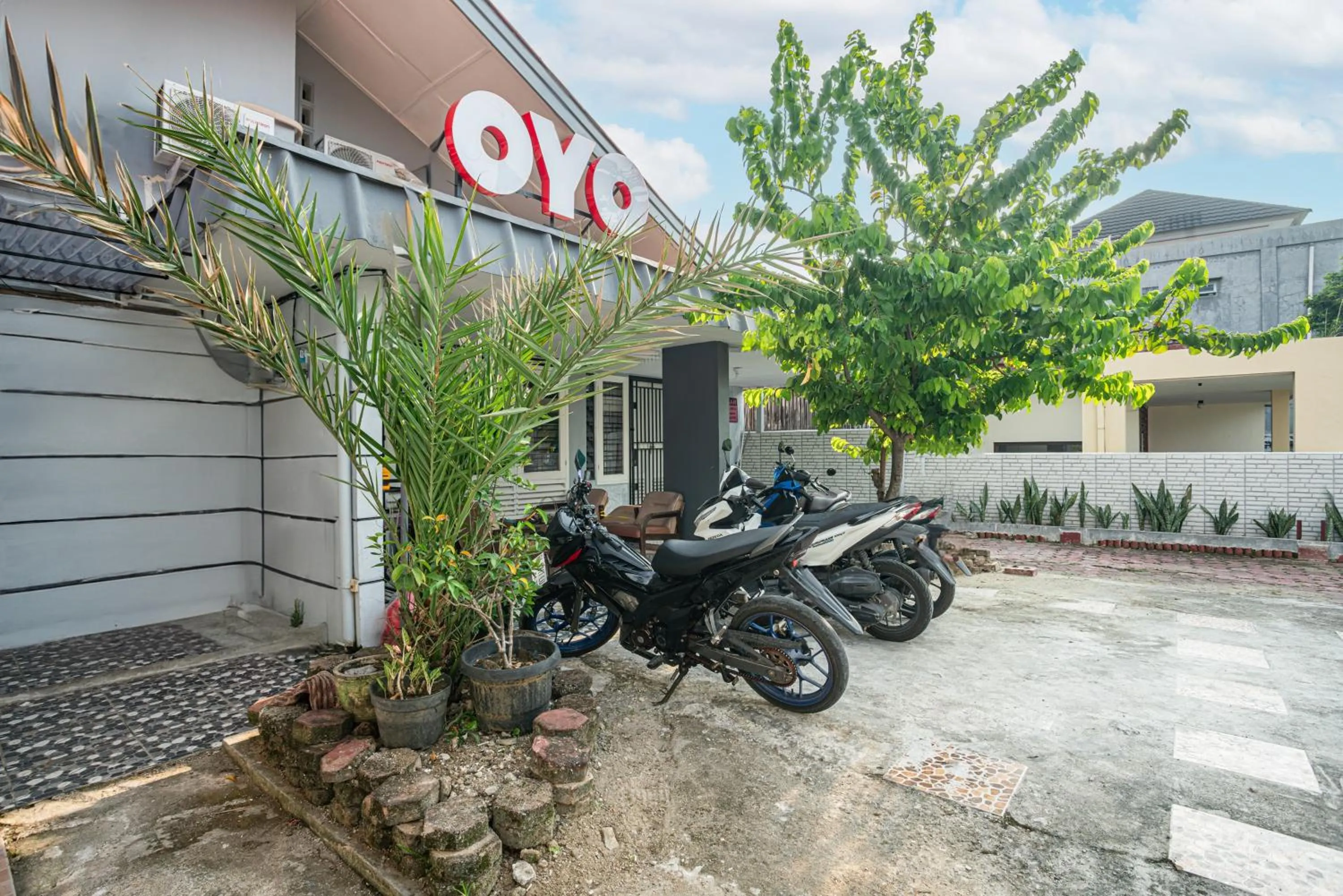 Facade/entrance in SUPER OYO Gandaria Guest House Near Masjid Raya Sumatera Barat