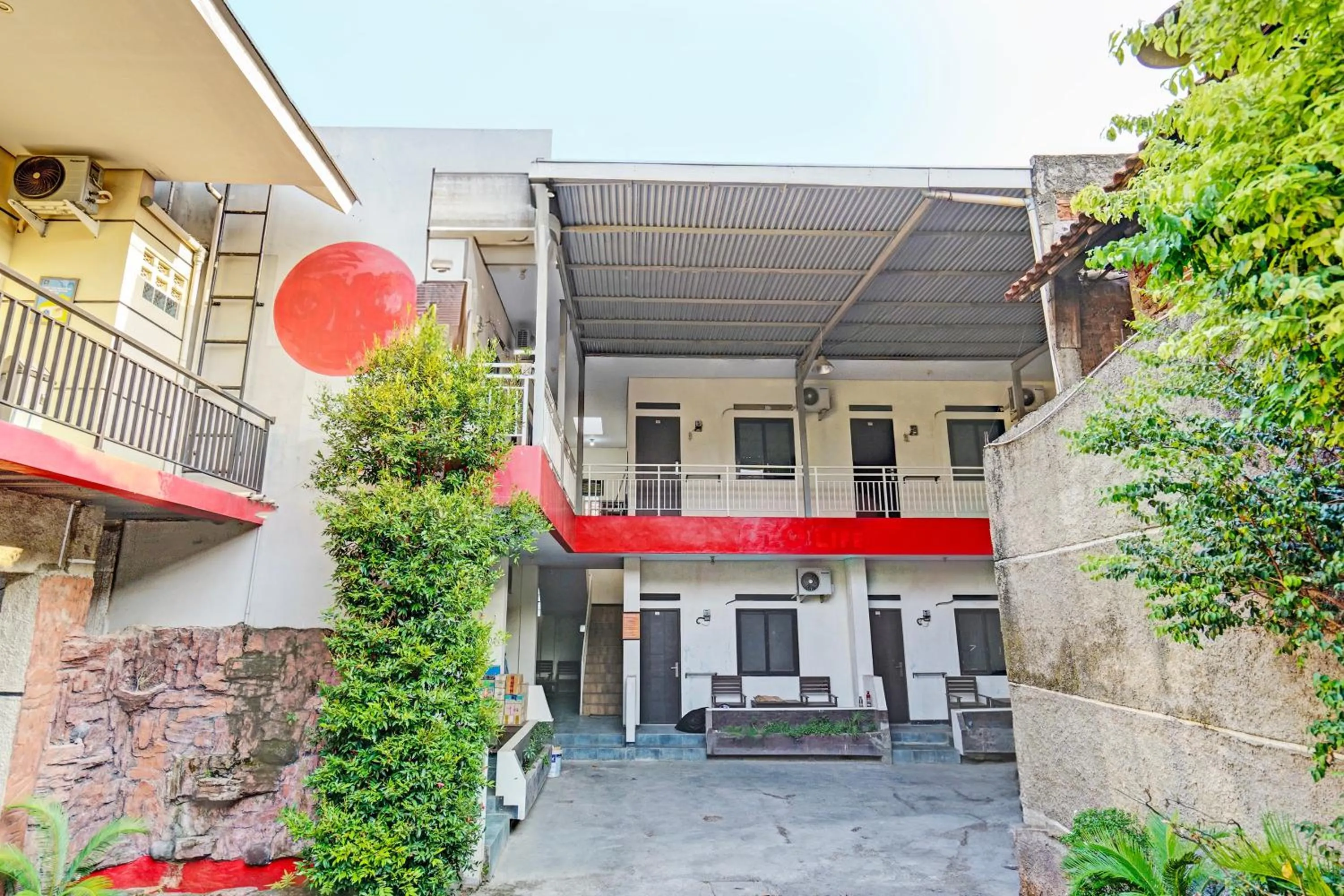 Facade/entrance in OYO LIFE 93634 Penginapan D'palinggihan Syariah