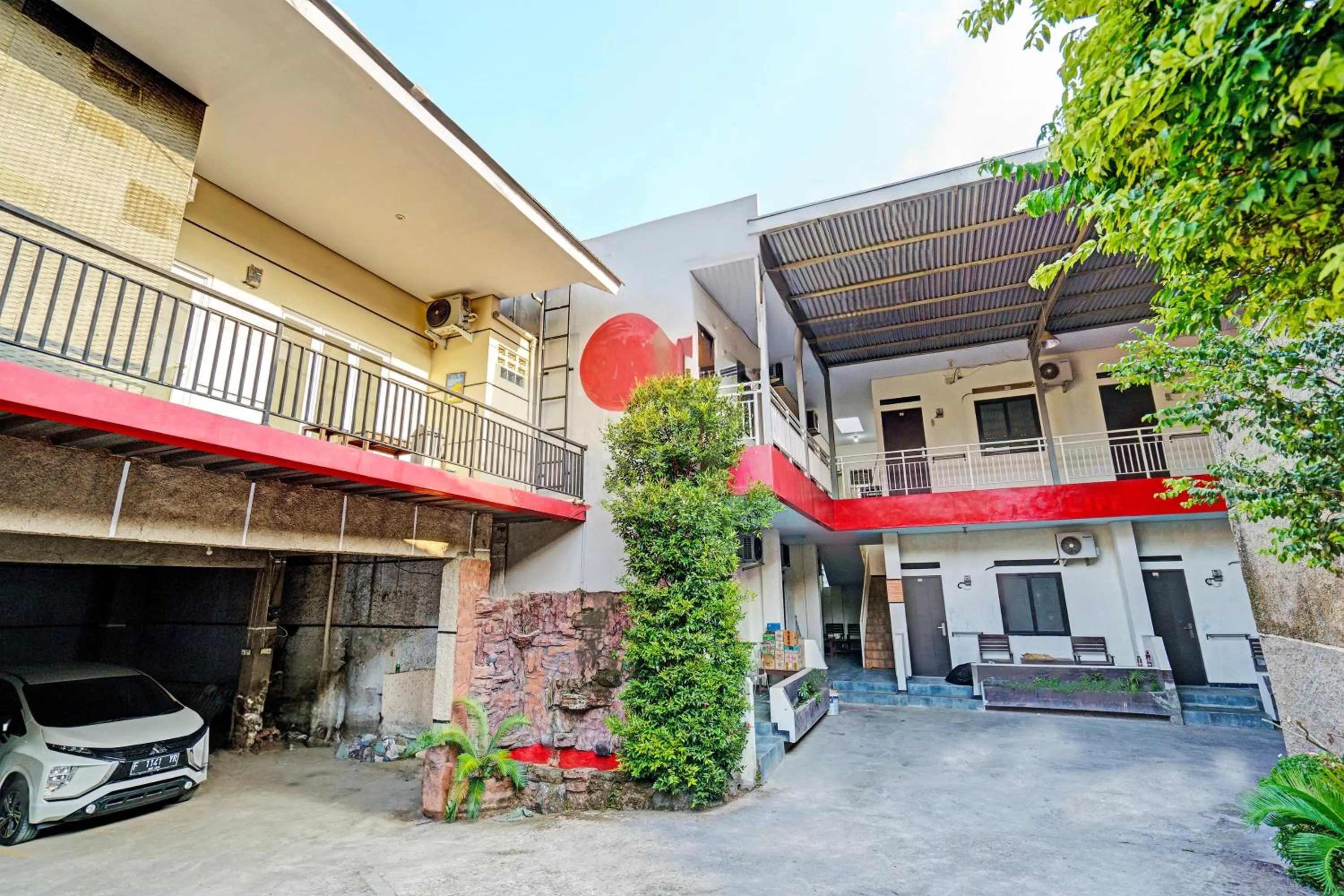 Facade/entrance in OYO LIFE 93634 Penginapan D'palinggihan Syariah