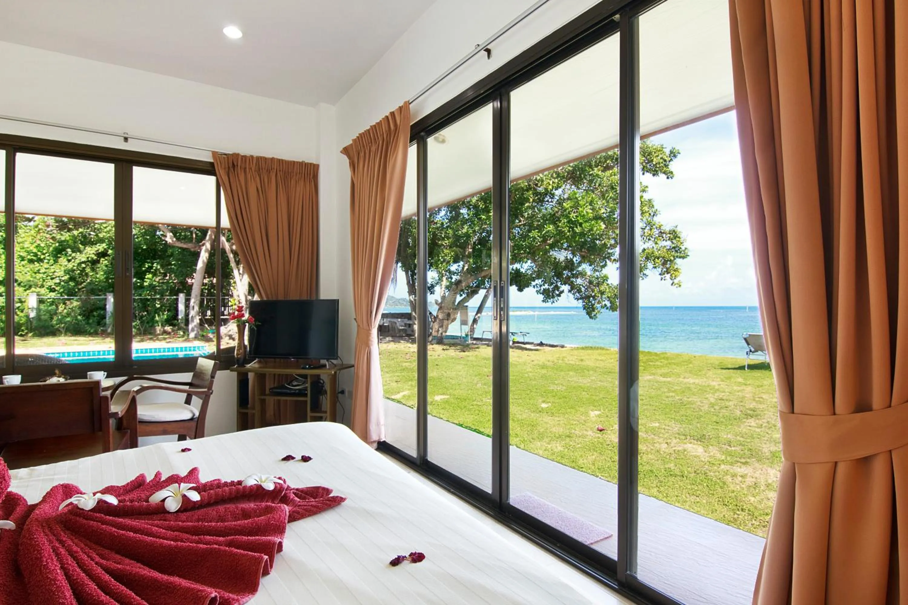 Bedroom, Bed in Heaven Beach Koh Samui