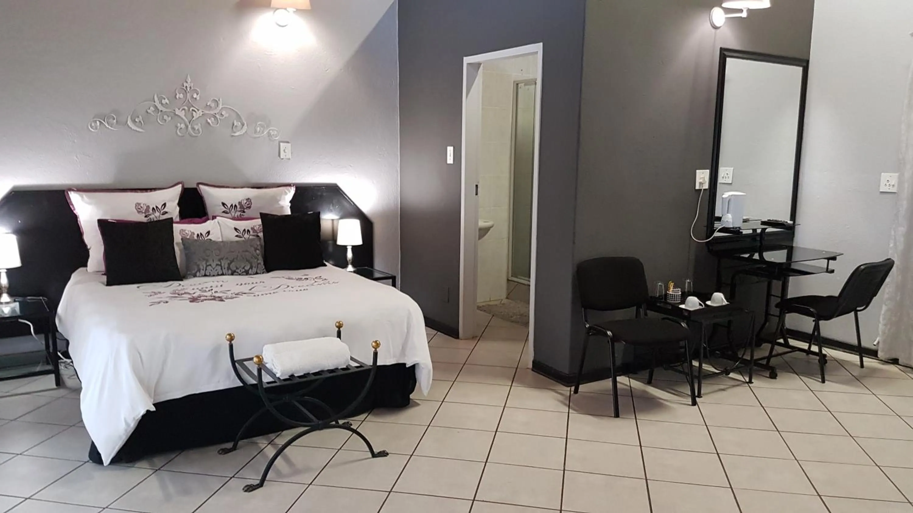 Bed in Siesta Guest House