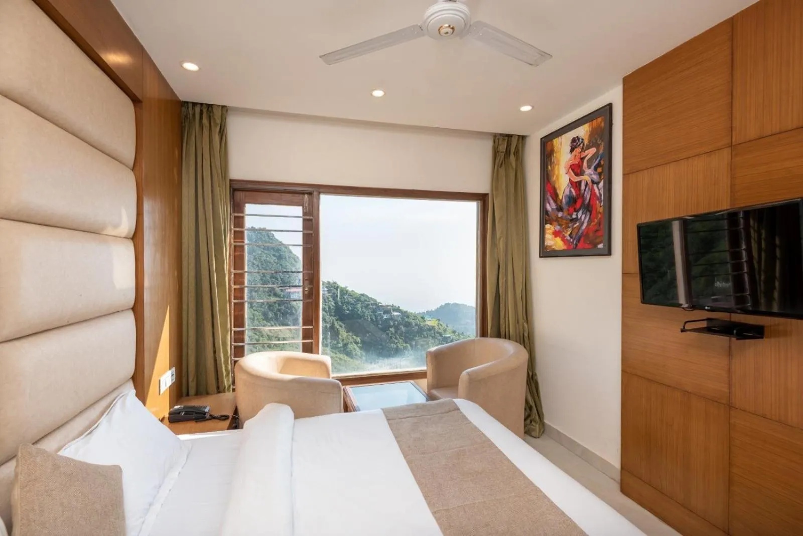 Bed in Shining hills by Lawrence Hotels