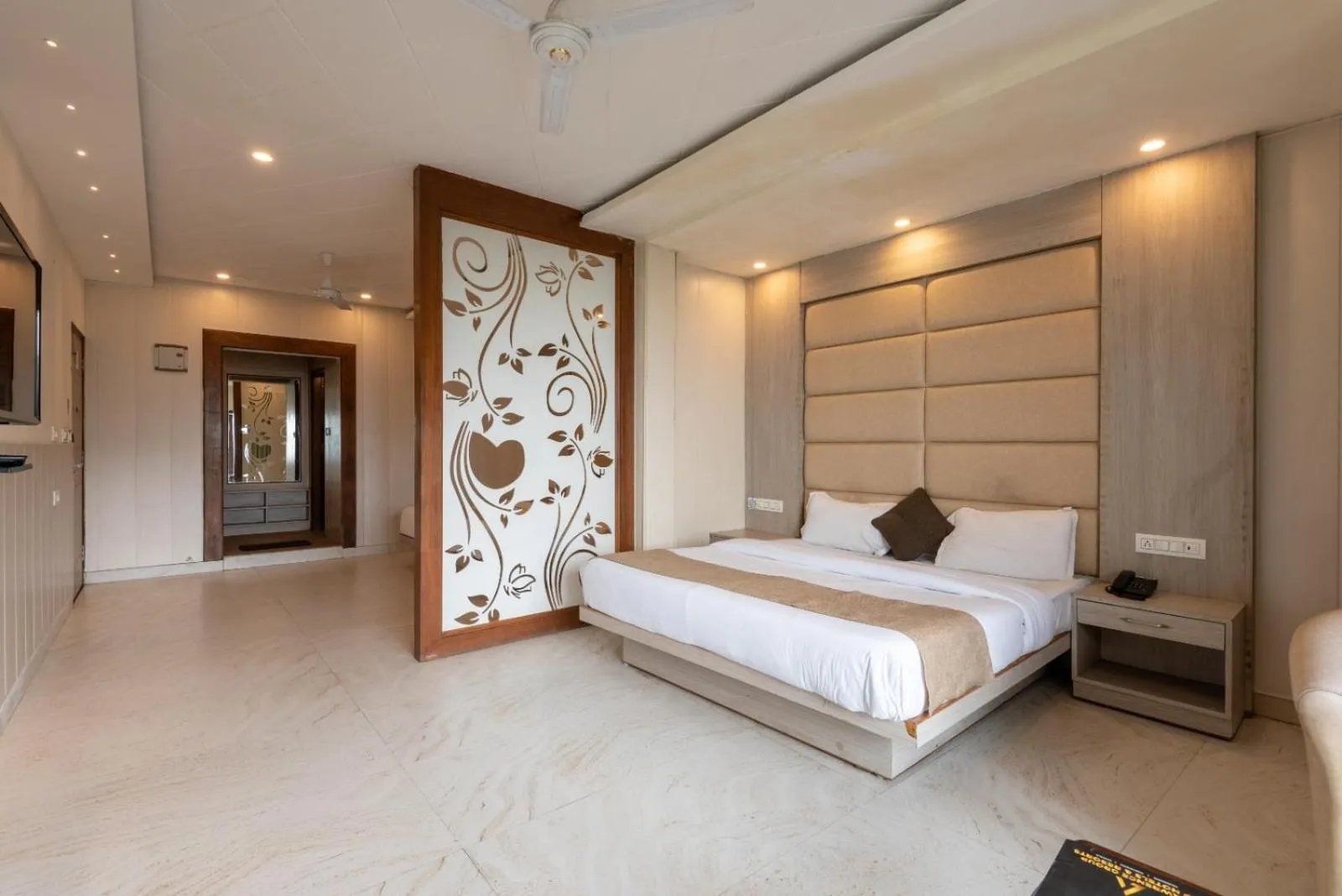 Bed in Shining hills by Lawrence Hotels