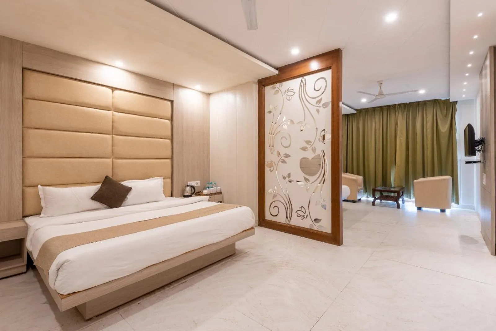 Bed in Shining hills by Lawrence Hotels