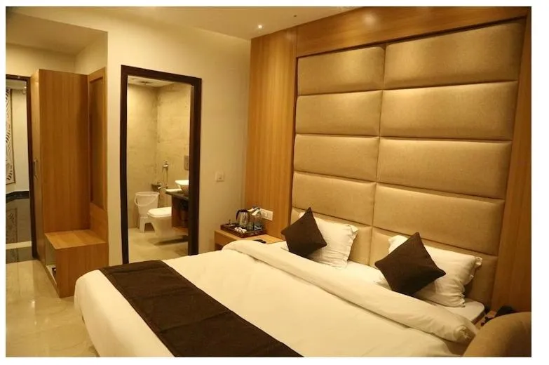 Bed in Shining hills by Lawrence Hotels