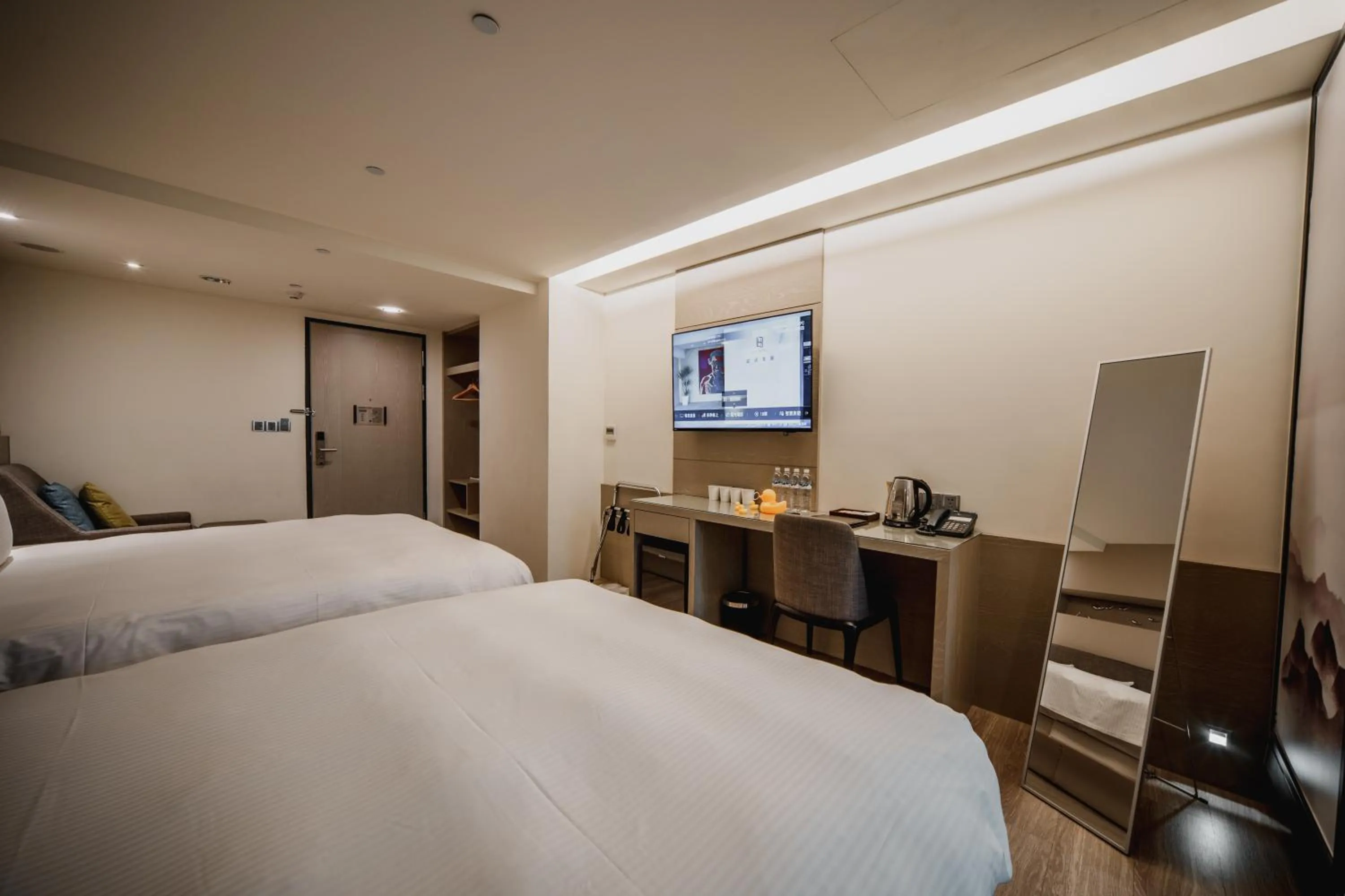 Photo of the whole room, Bed in Hub Hotel Kaohsiung Yawan Branch