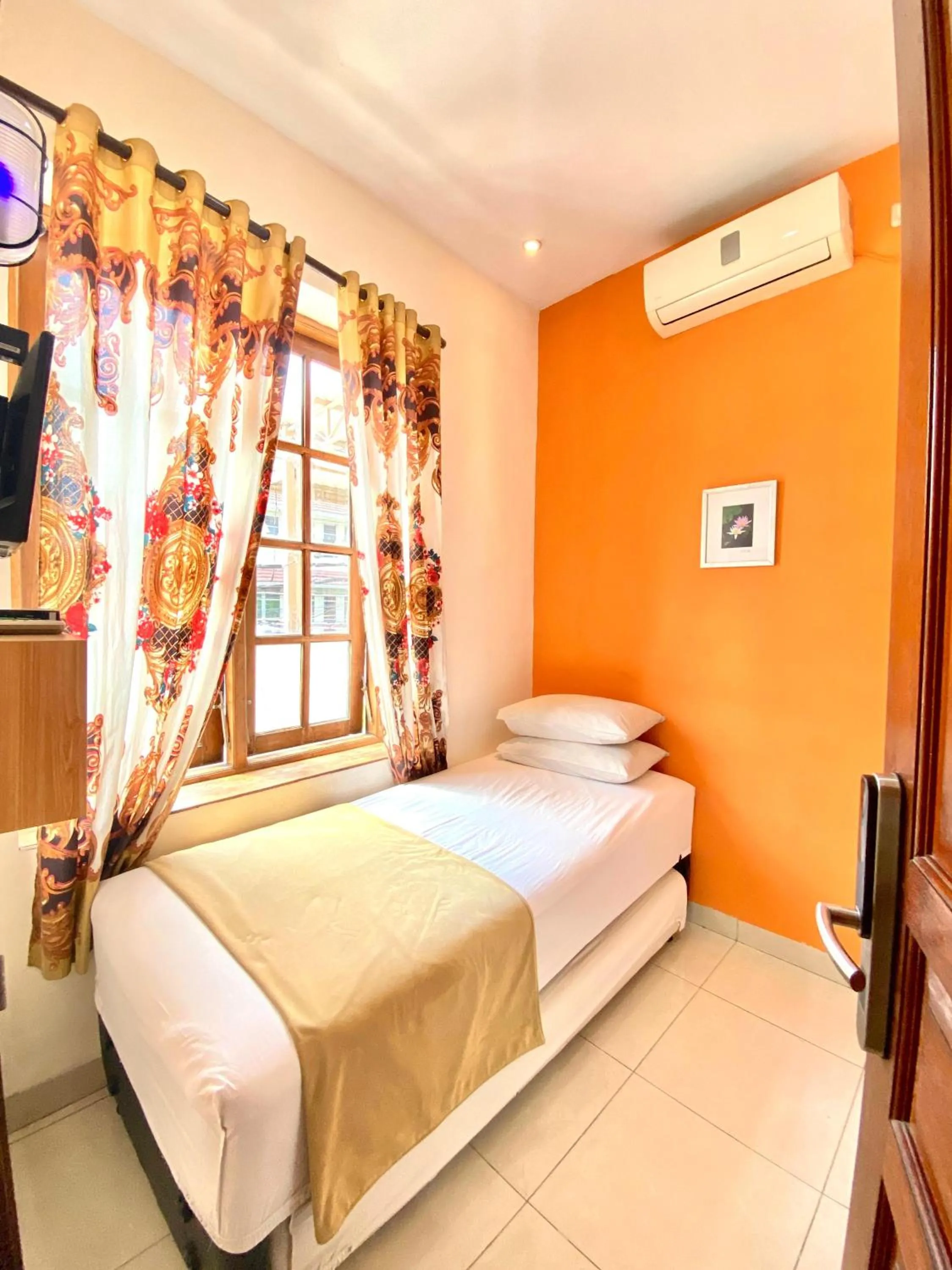 Bedroom, Bed in Cabin Hotel Bhayangkara