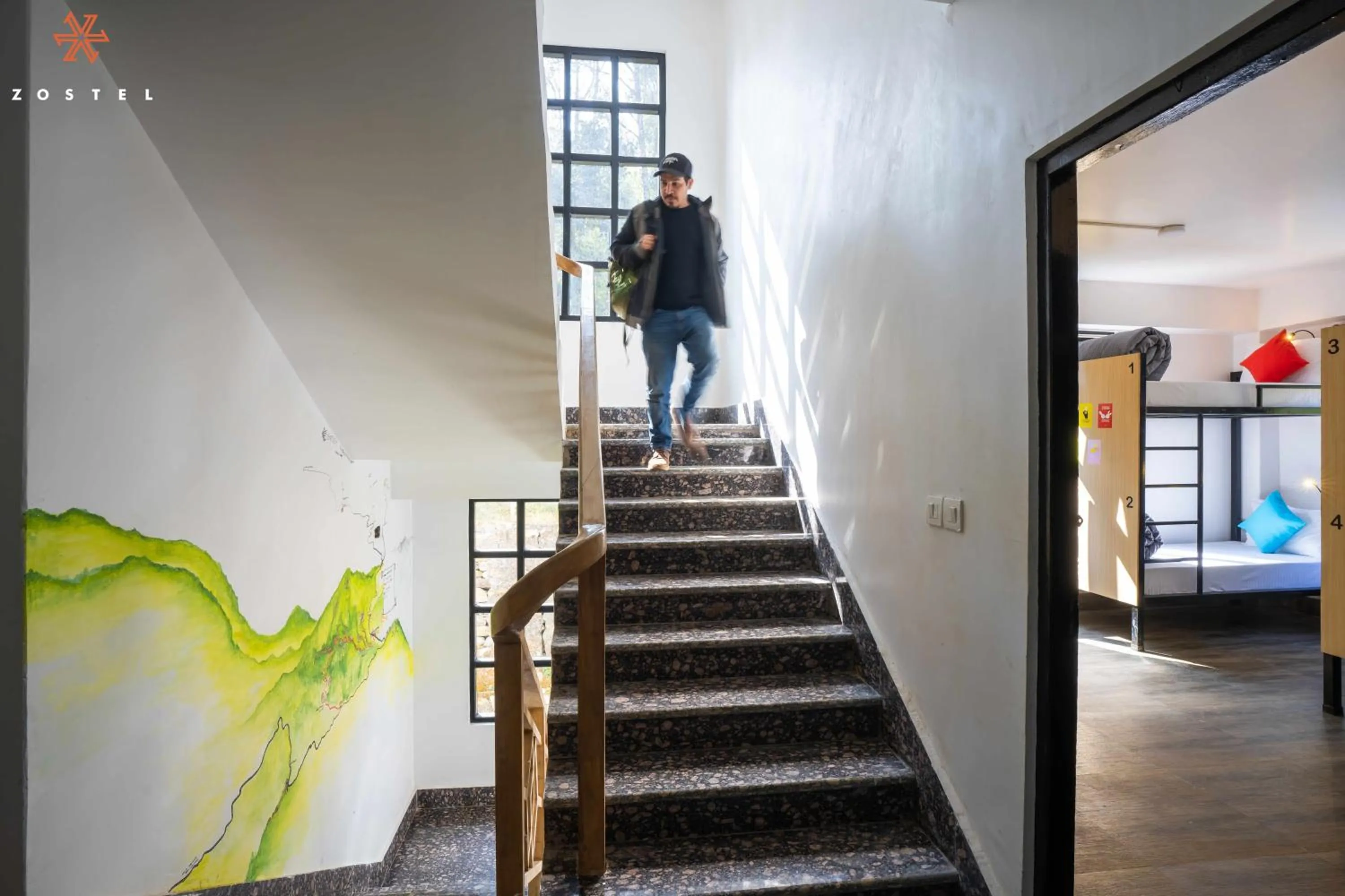 Communal lounge/ TV room in Zostel Rinchenpong (Pelling)