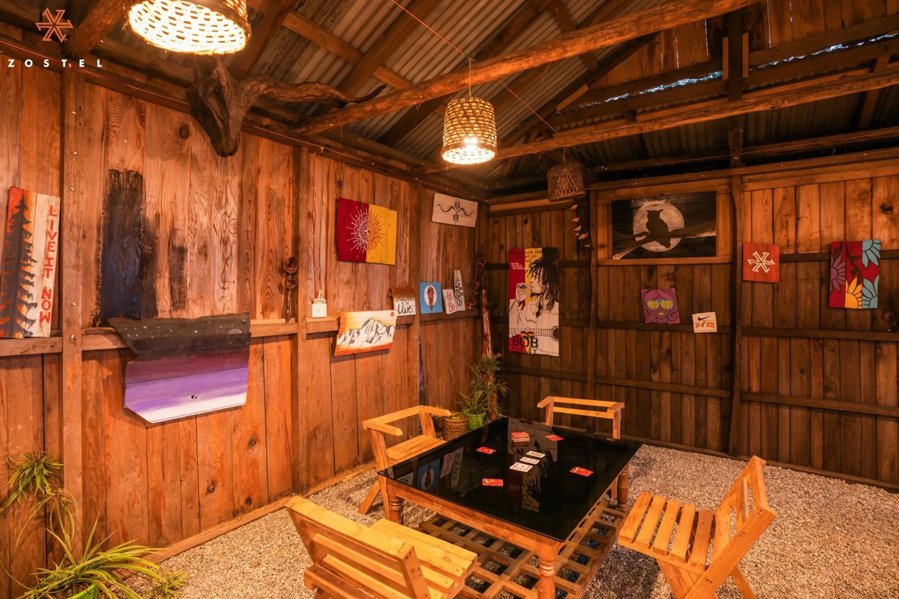 Communal lounge/ TV room in Zostel Rinchenpong (Pelling)