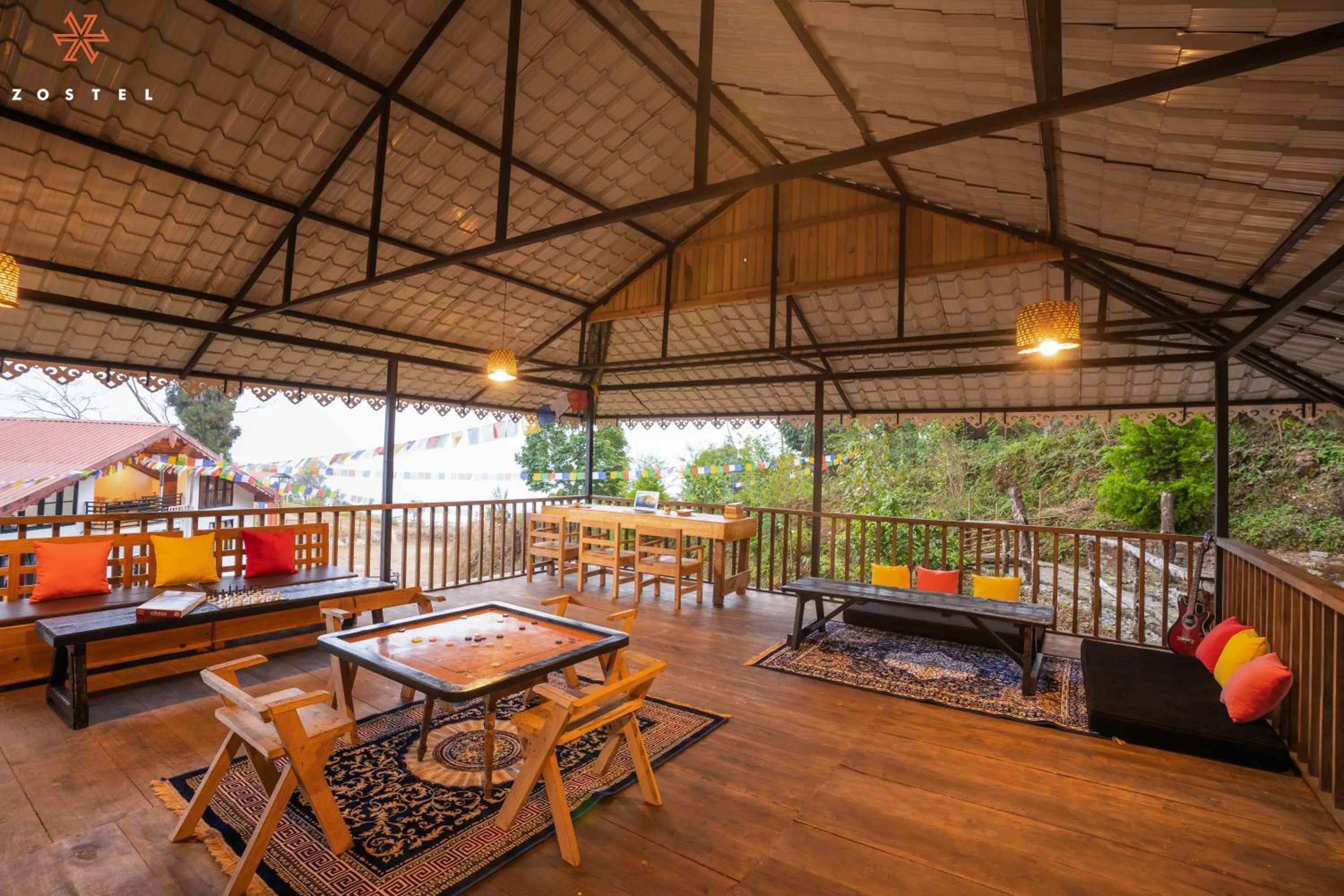 Communal lounge/ TV room in Zostel Rinchenpong (Pelling)