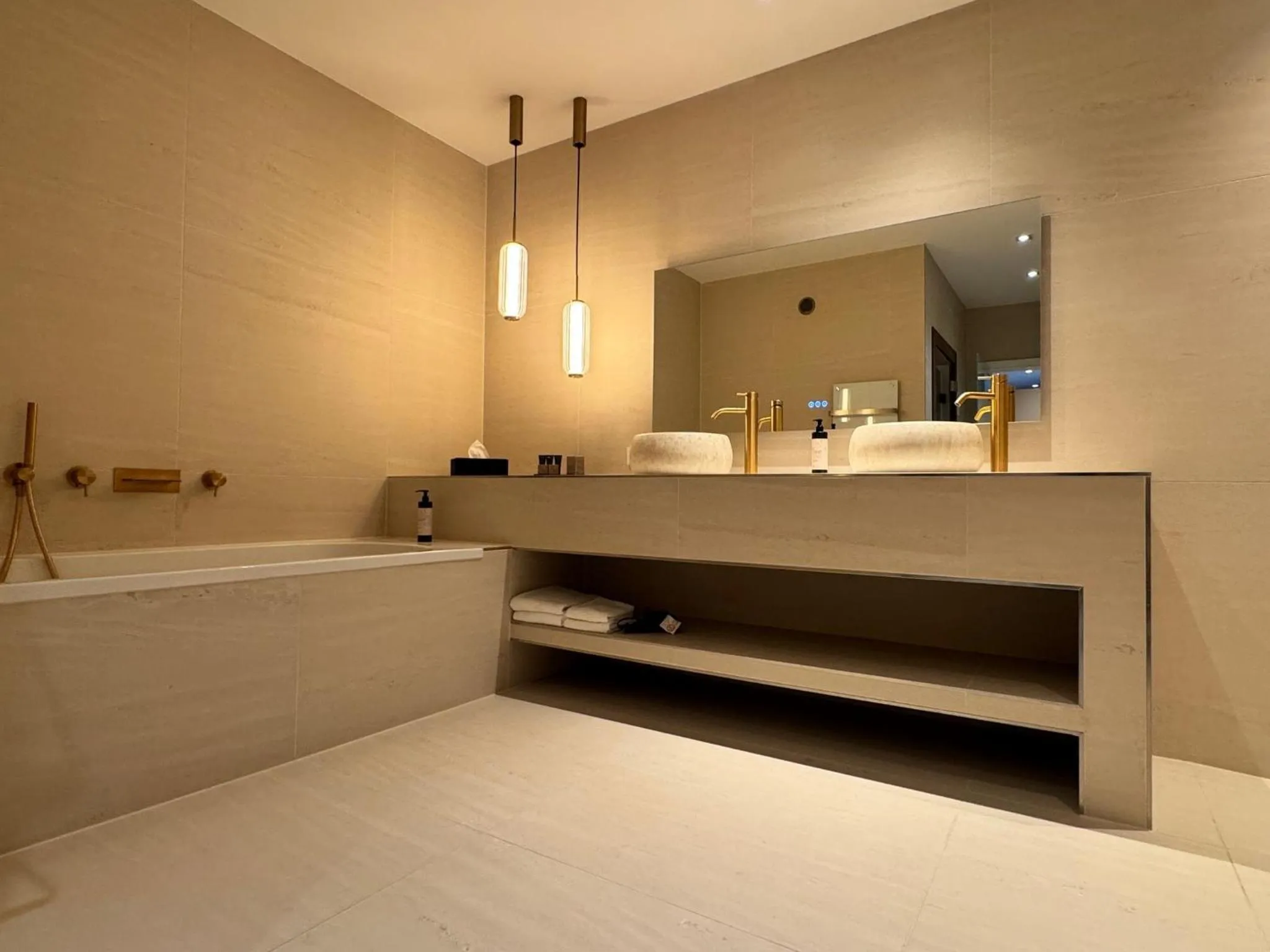 Bathroom, Bed in Van der Valk Naturresort Drewitz