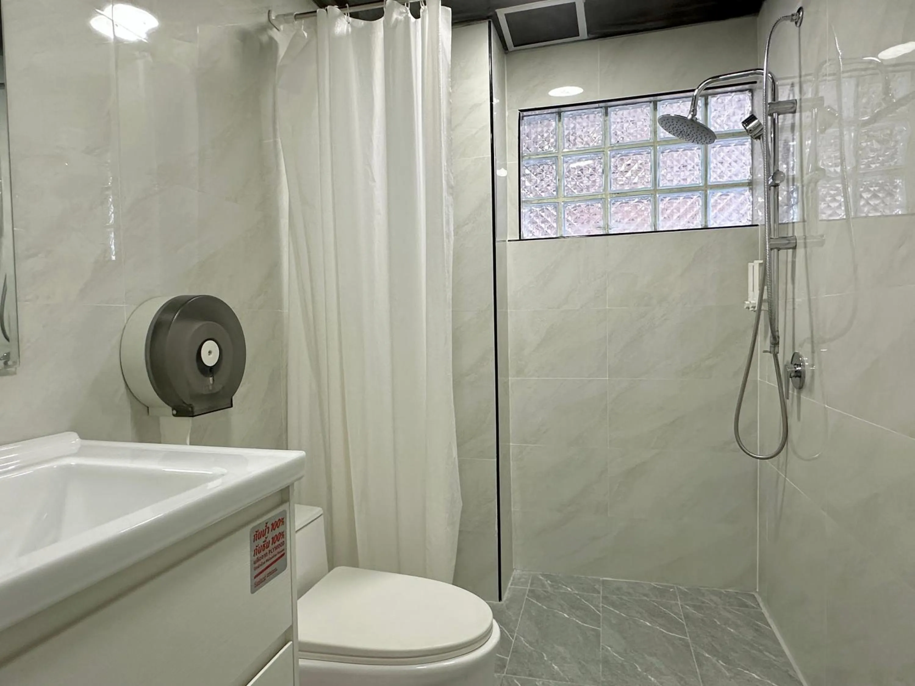 Shower in Longzhu Guesthouse