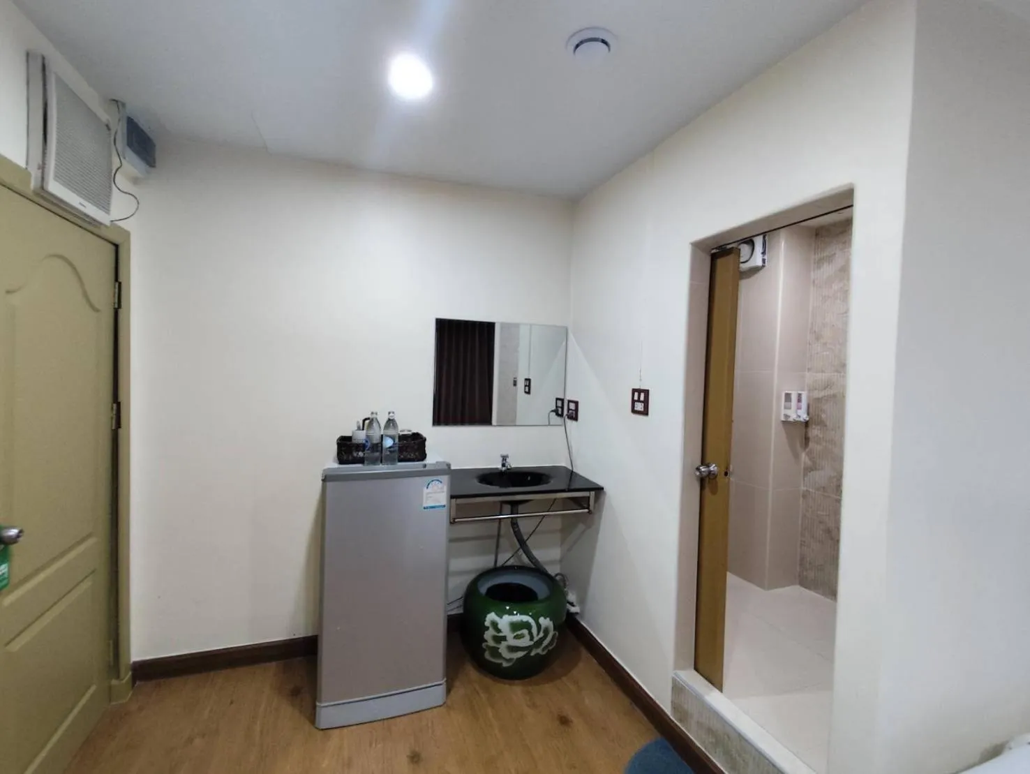 dishwasher in Longzhu Guesthouse